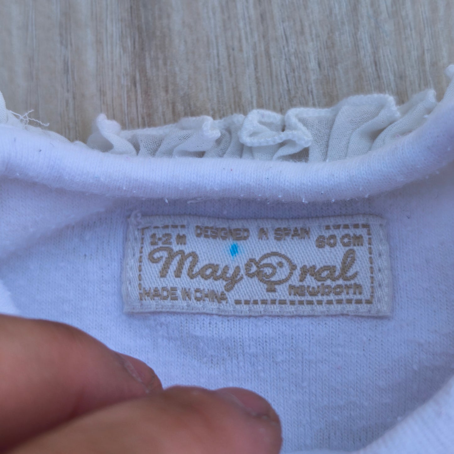 Babygrow de Veludo Branco com Gola de Folho