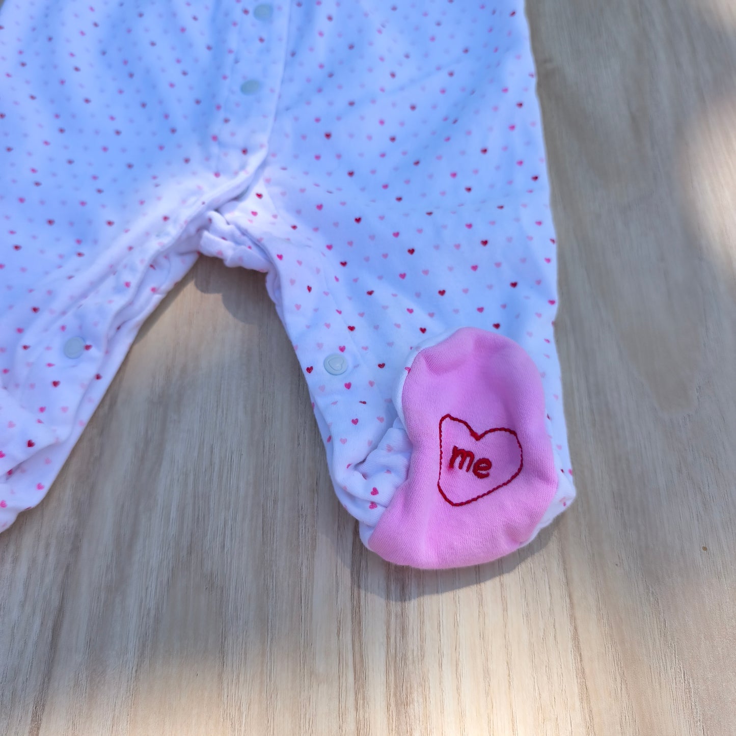 Babygrow Carter's Branco com Padrão de Corações e Apliques – 3 Meses