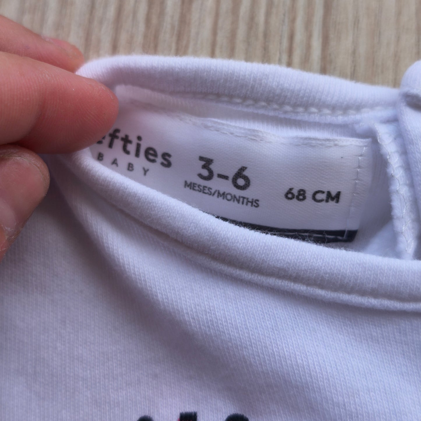 Conjunto de Bebé: Macacão Curto Lefties "Happy Thoughts" + Body Básico H&M
