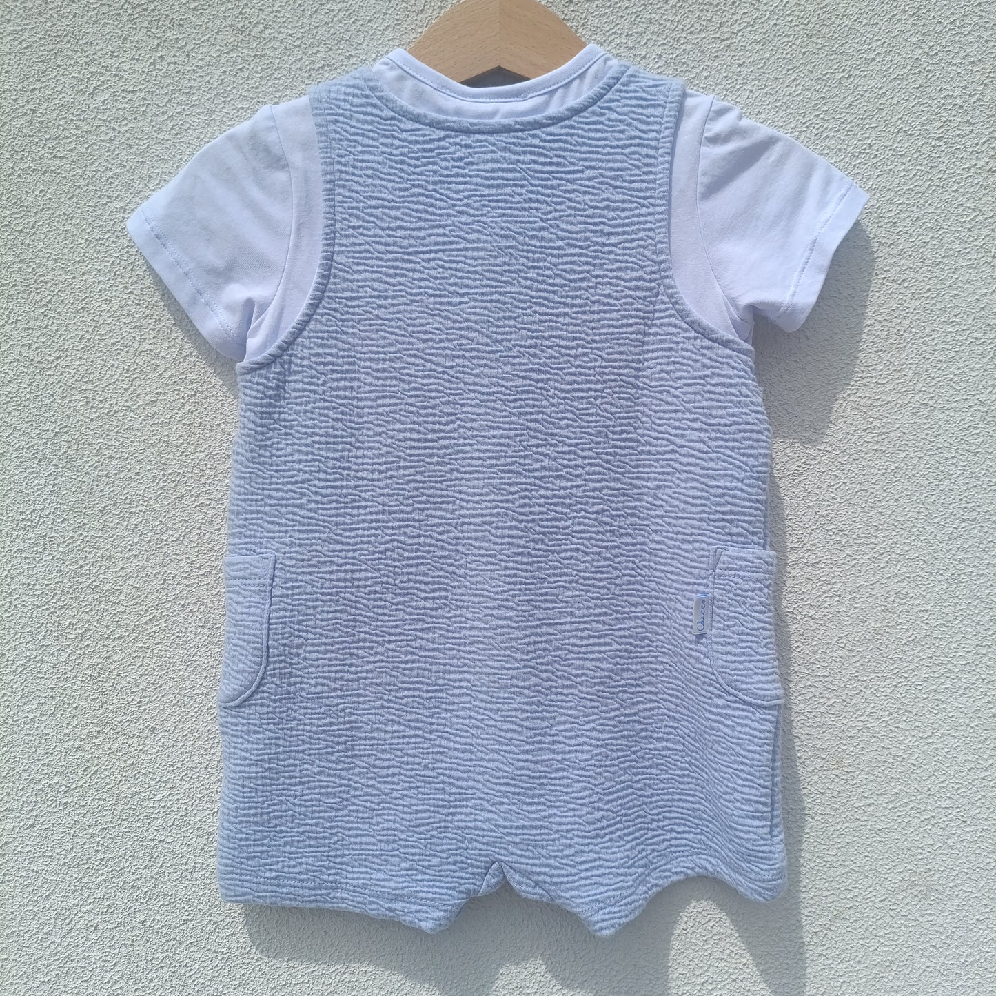 Fofo / Macacão Curto Chicco Azul-Bebé (Novo c/ Etiqueta) – 12 Meses (74 cm)