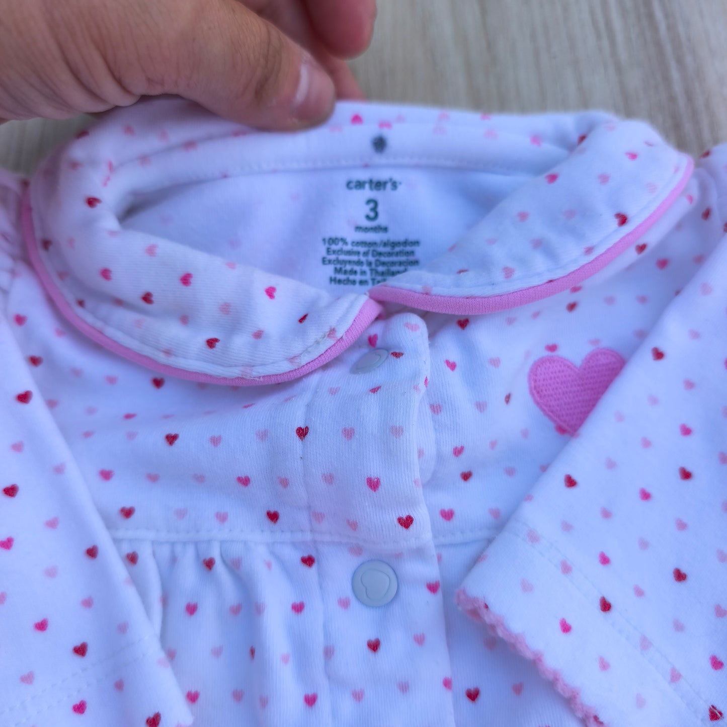 Babygrow Carter's Branco com Padrão de Corações e Apliques – 3 Meses