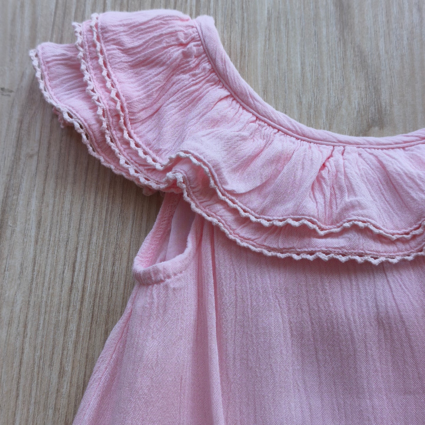Vestido de Gaze Rosa com Folhos e Laço – ZY (Zippy)
