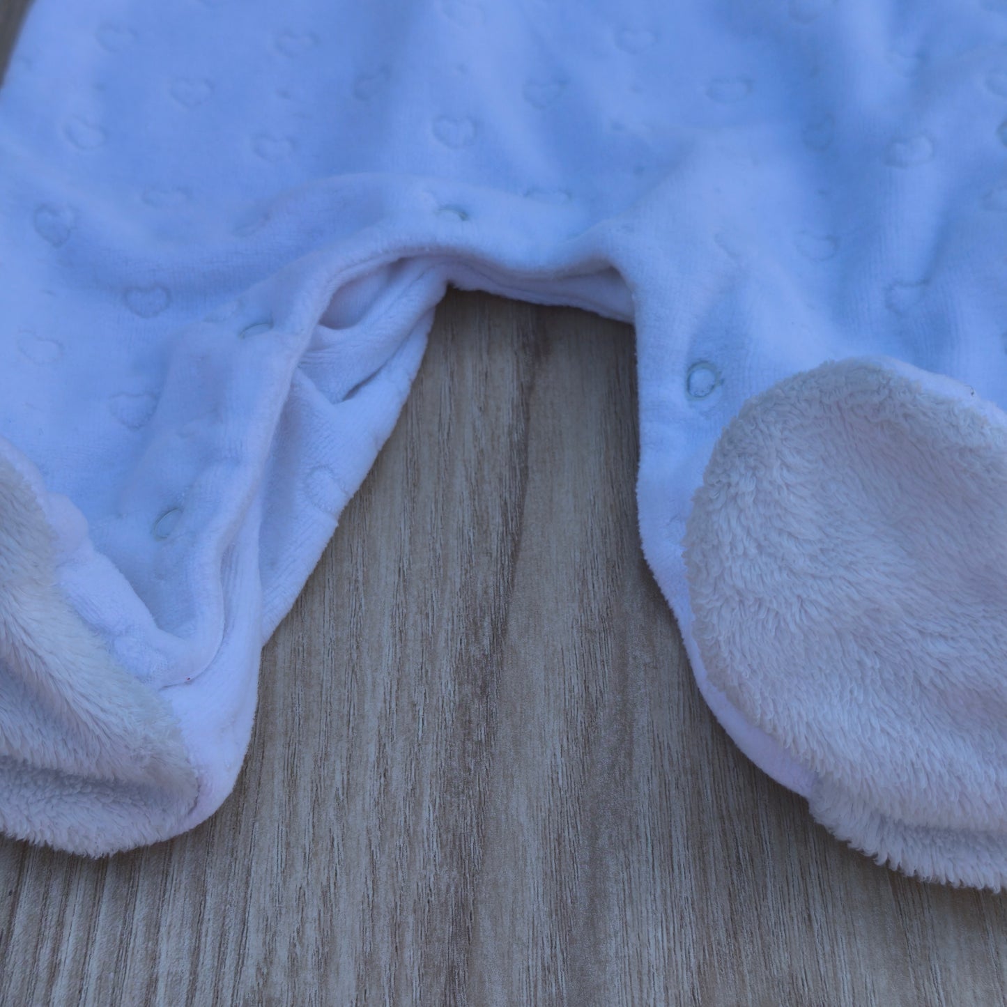 Babygrow de Veludo Branco com Gola de Folho