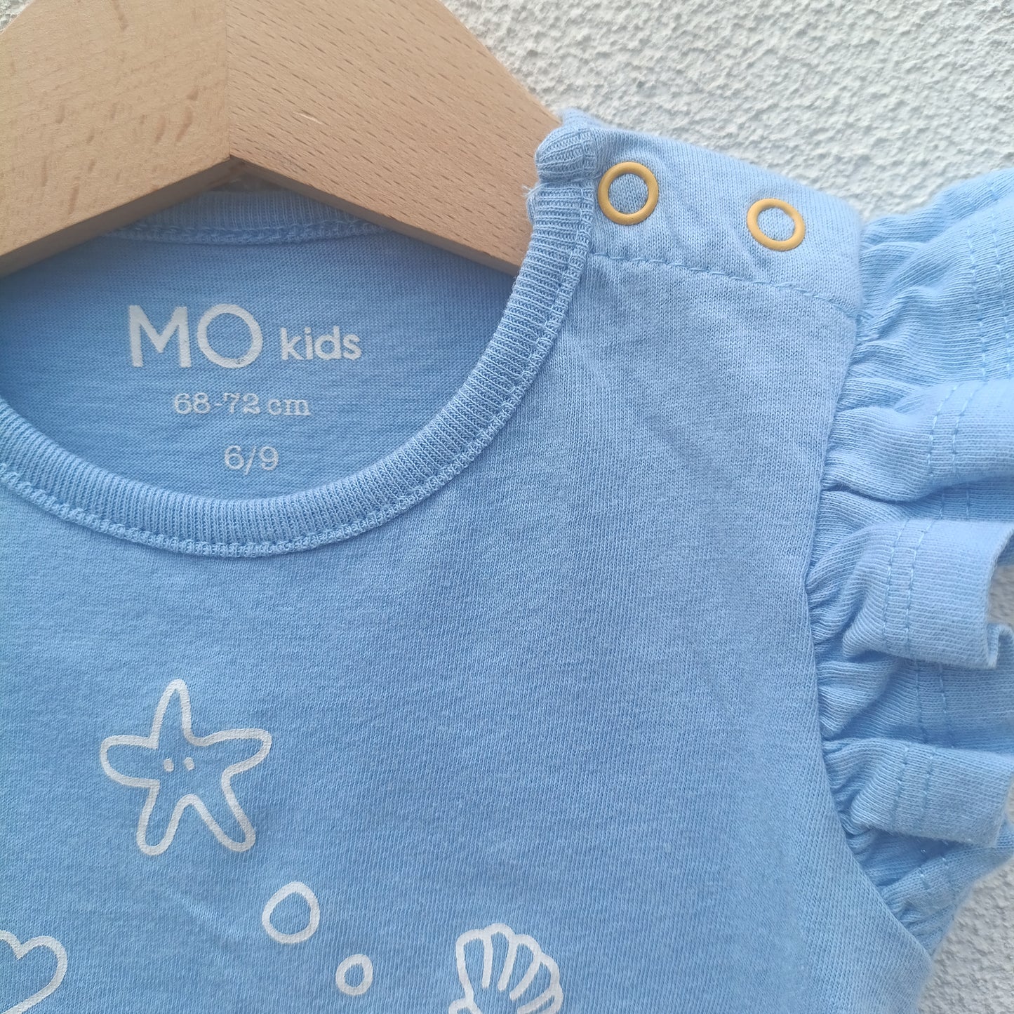 T-shirt Azul "Sea Lover" com Folhos MO Kids – 6 a 9 Meses (68–72 cm)