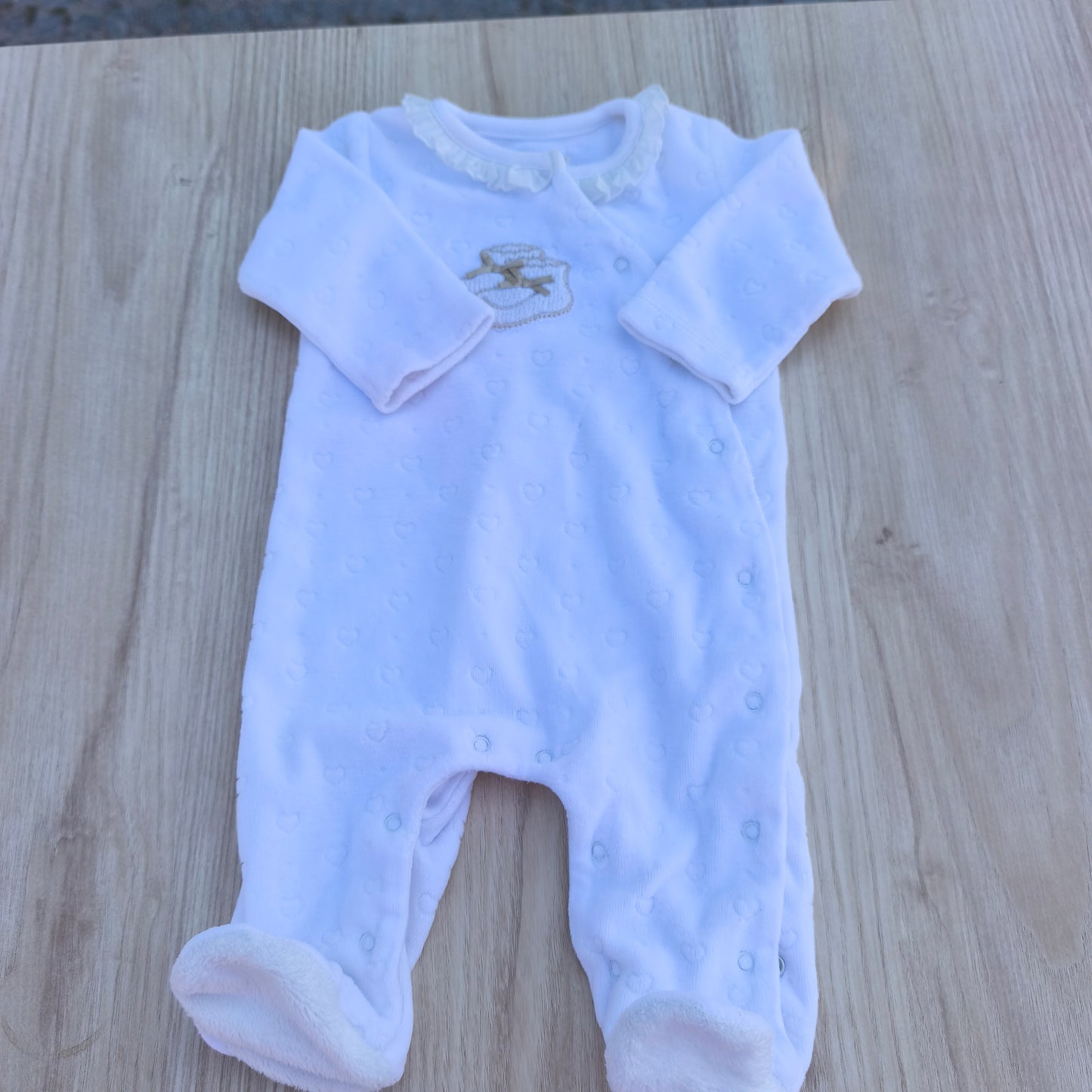 Babygrow de Veludo Branco com Gola de Folho