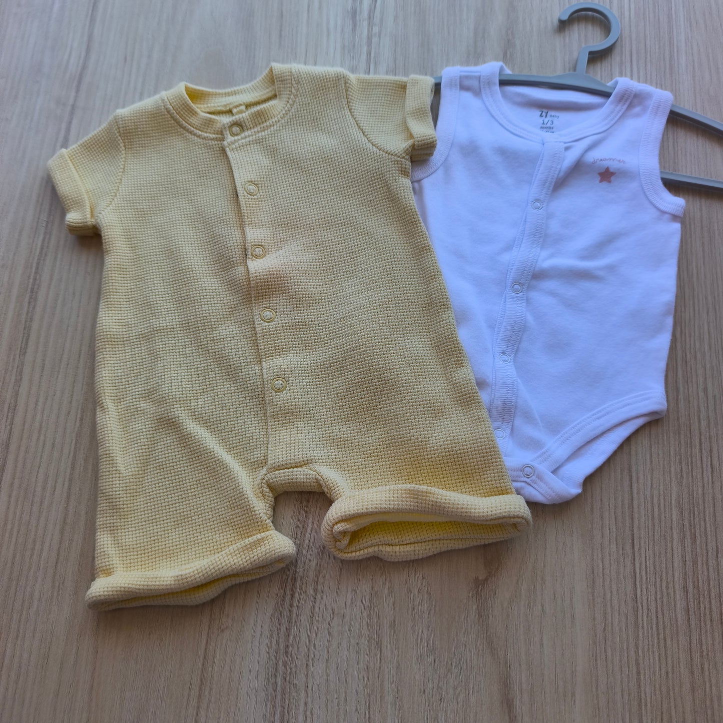 Lote Bebé: Fofo Amarelo Lefties e Body Zippy – 1-3 Meses (55-61 cm)