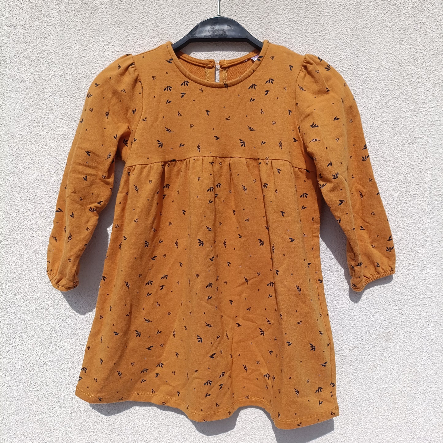 Vestido Mostarda de Manga Comprida com Padrão Folhas – 2 a 3 Anos (estimado)