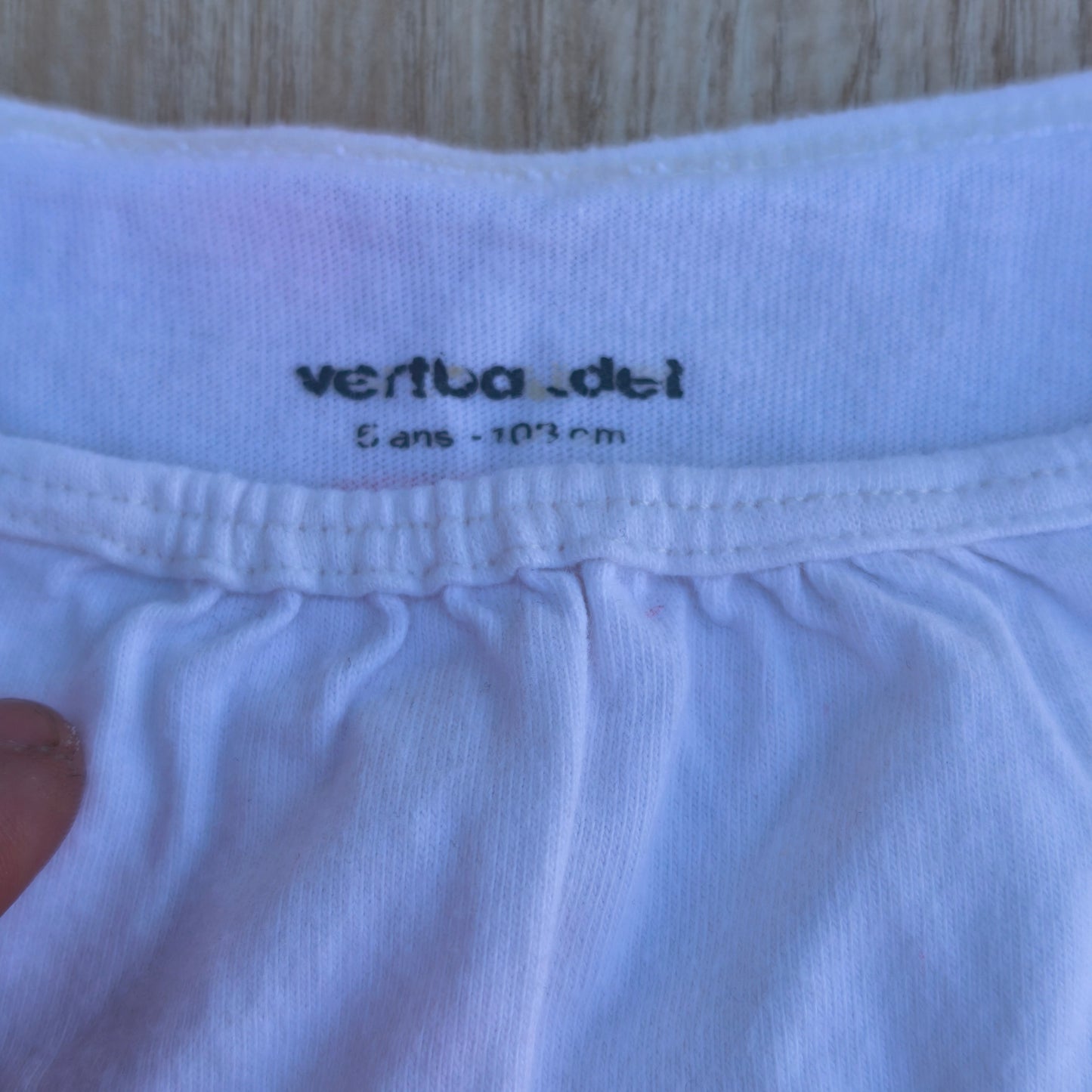 Camisola Vertbaudet Branca com Estampa "Menina de Boina" – 5 Anos (108 cm)