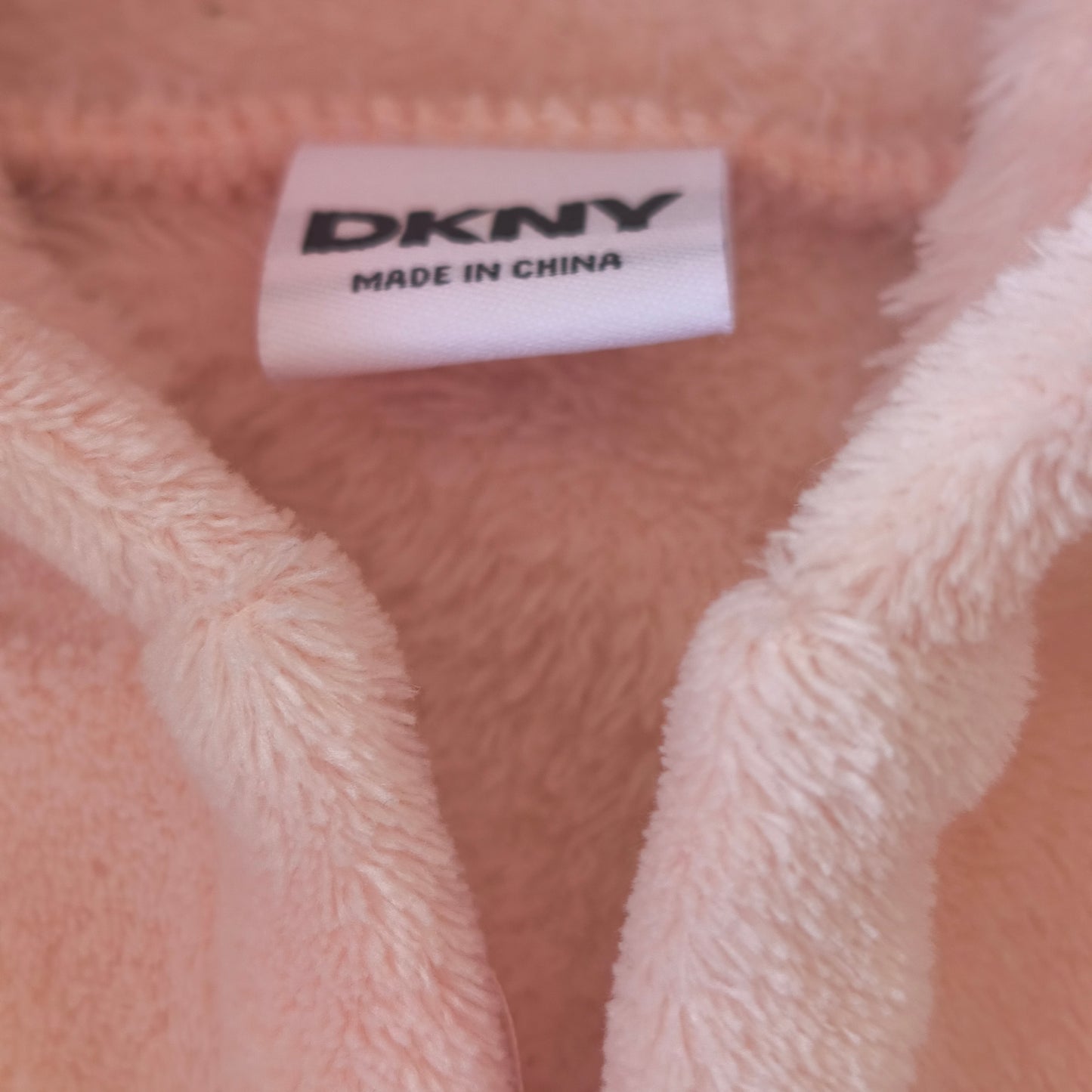 Conjunto DKNY de Bebé (2 Peças): Babygrow e Roupão com Capuz – Rosa