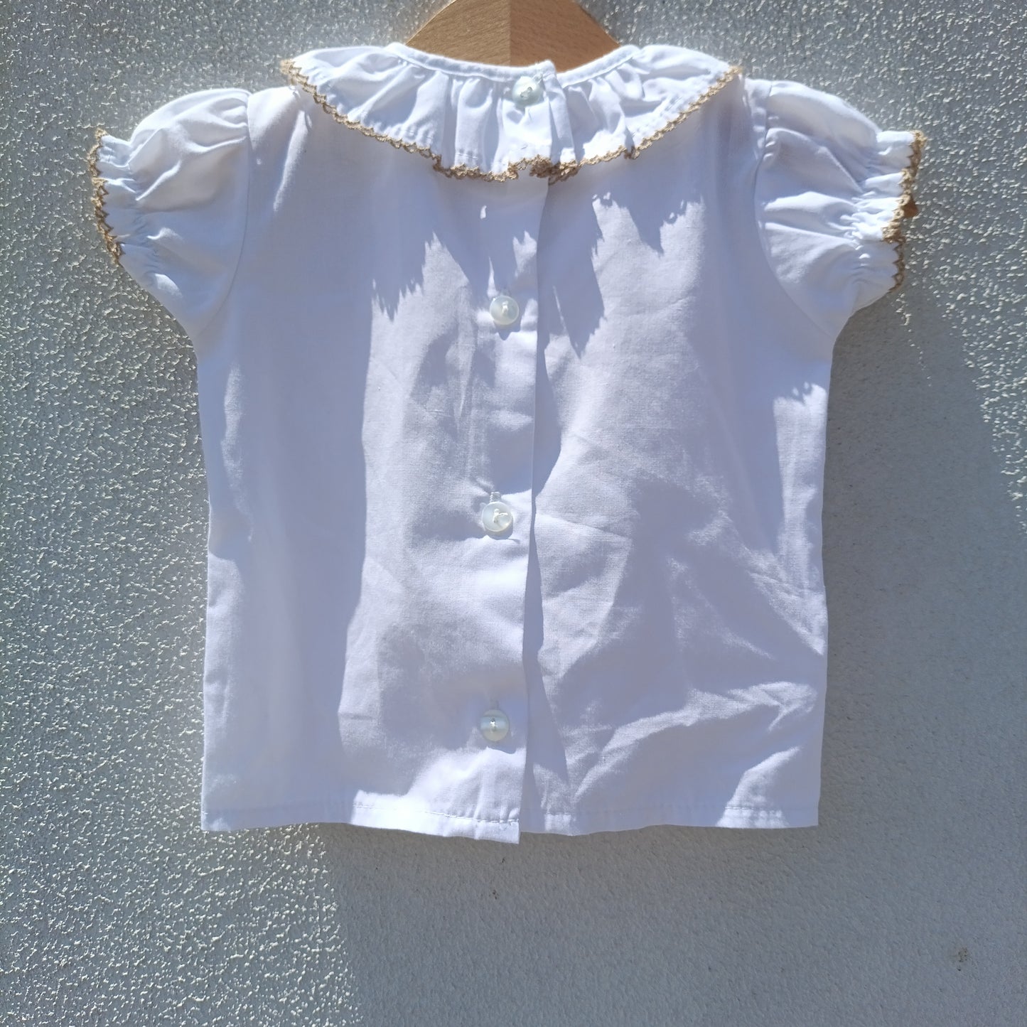 Conjunto de Cerimónia Branco e Camelo de 2 Peças (Fofo de Alças + Camisa) – [Tamanho, 6 Meses]