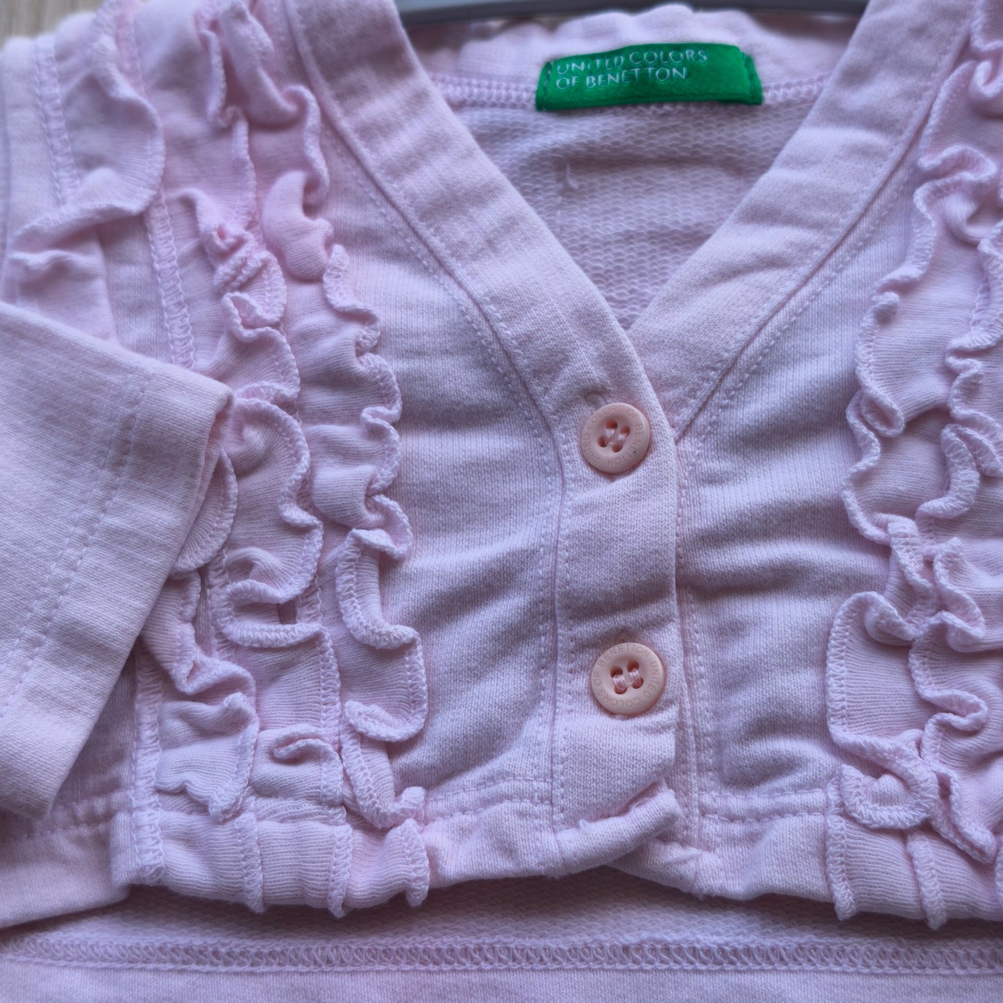 Casaco Benetton Rosa-Claro com Folhos Frontais tamanho aproximado 3-6 meses