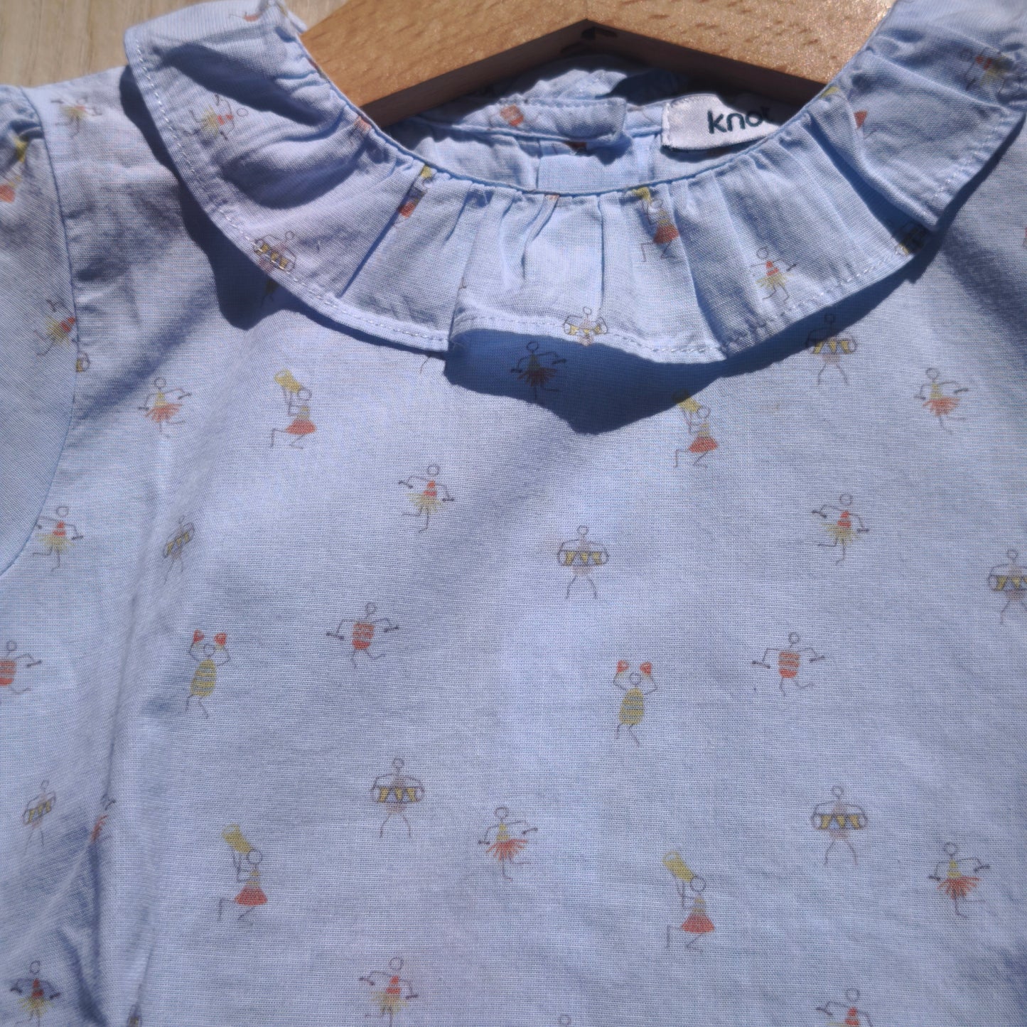 Blusa Azul-Claro com Gola de Folho Knot