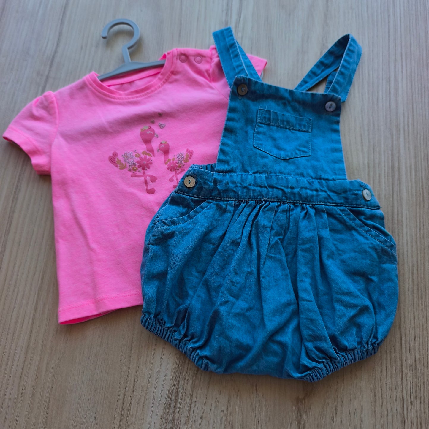 Conjunto de Verão Zippy & Inextenso: Jardineiras de Ganga e T-shirt Flamingos – 3-6 Meses