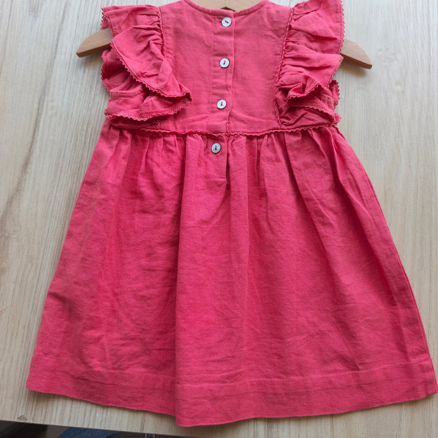 Vestido de Linho e Algodão Coral com Folhos – ZY (Zippy)