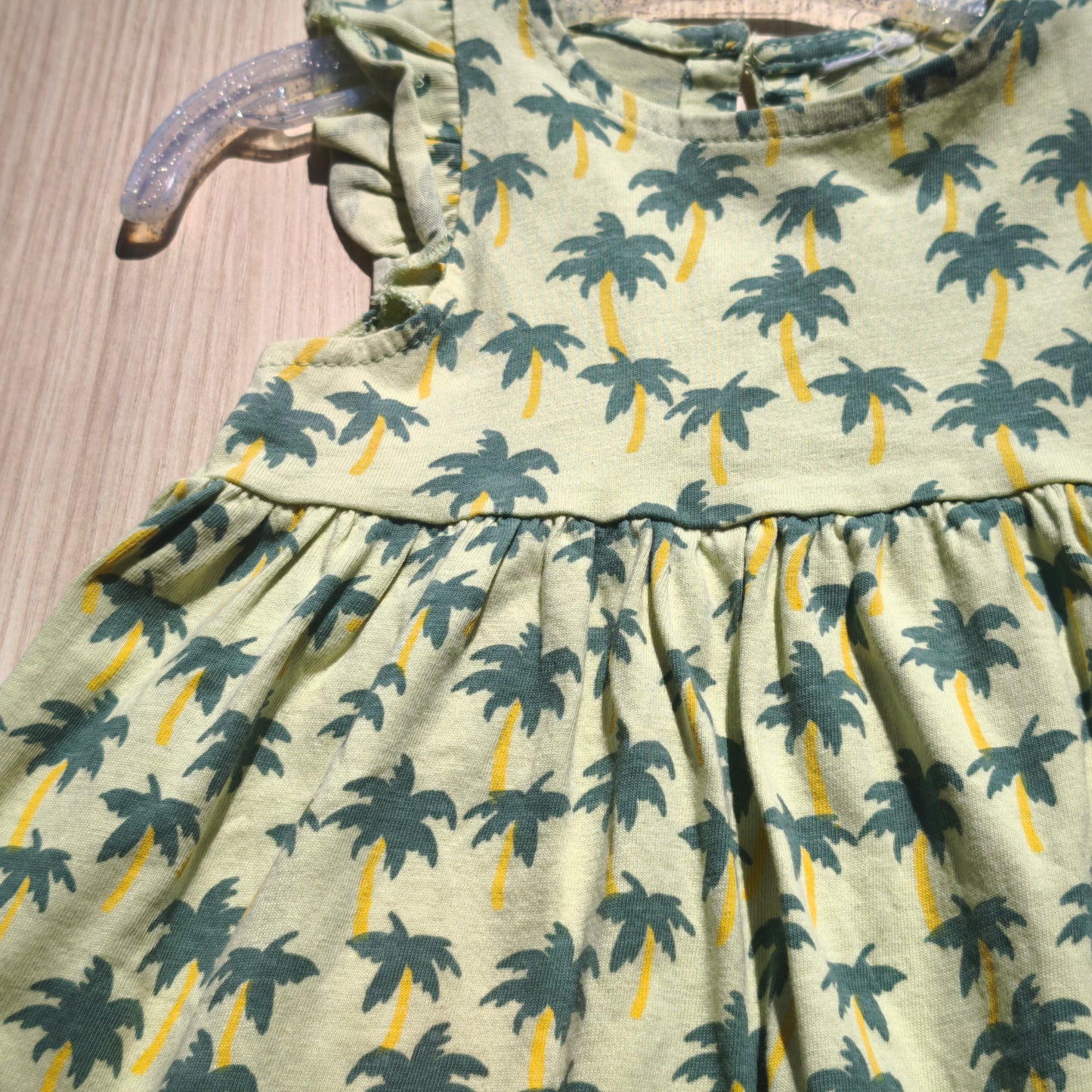 Vestido Verde-Menta com Padrão de Palmeiras