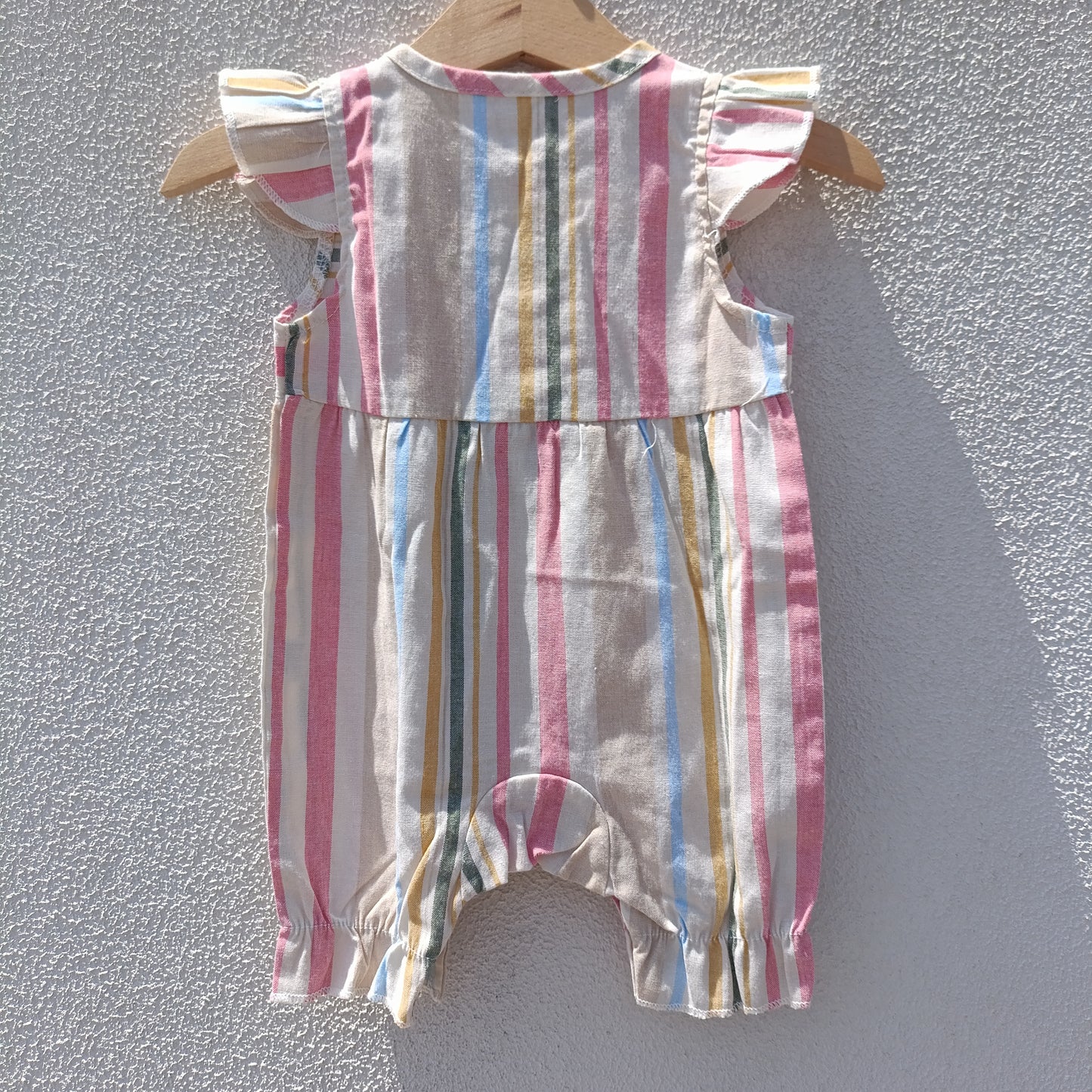 Macacão Curto / Romper de Verão às Riscas Multicoloridas com Laço – 3 a 6 Meses (estimado)