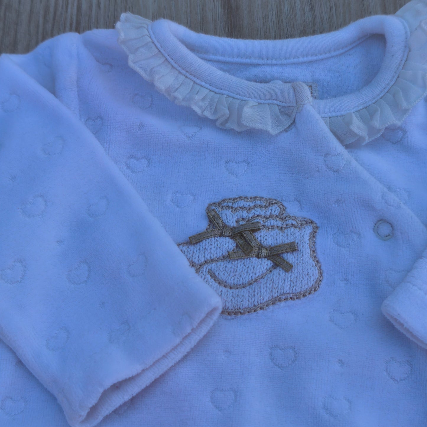 Babygrow de Veludo Branco com Gola de Folho