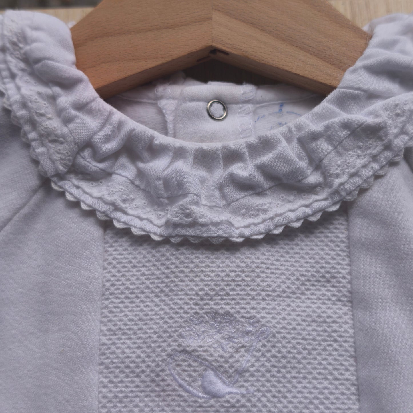 Babygrow Pijama Clássico com Gola Trabalhada – Branco