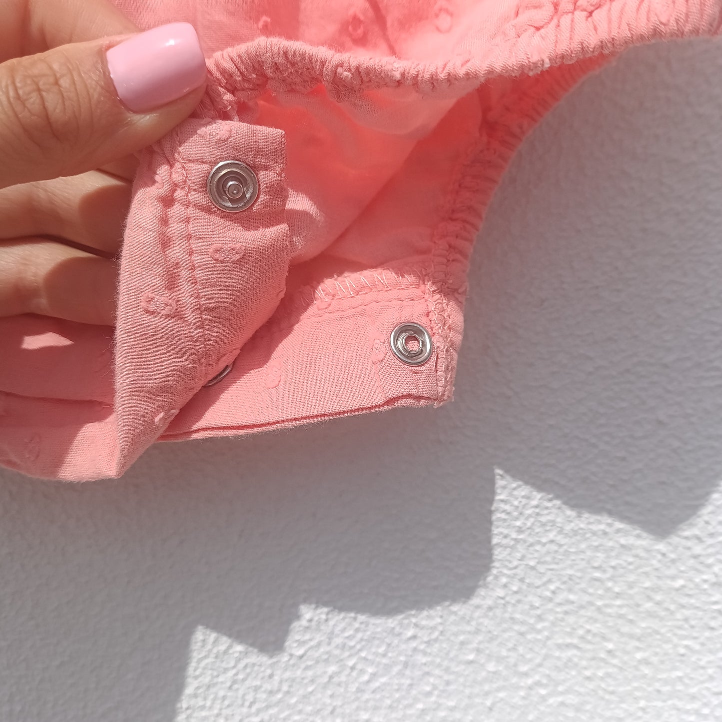 Fofo / Romper Rosa-Coral com Bordado Inglês – 1-3 Meses