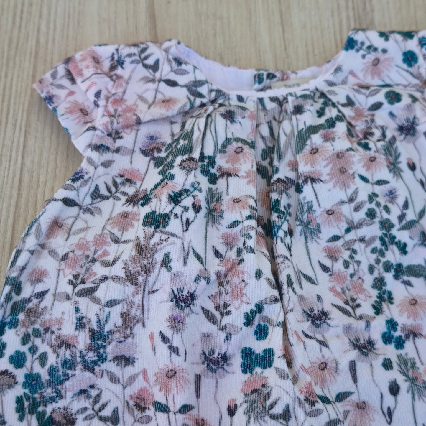 Vestido e Tapa-Fraldas em Veludo Cotelê Floral — Zara