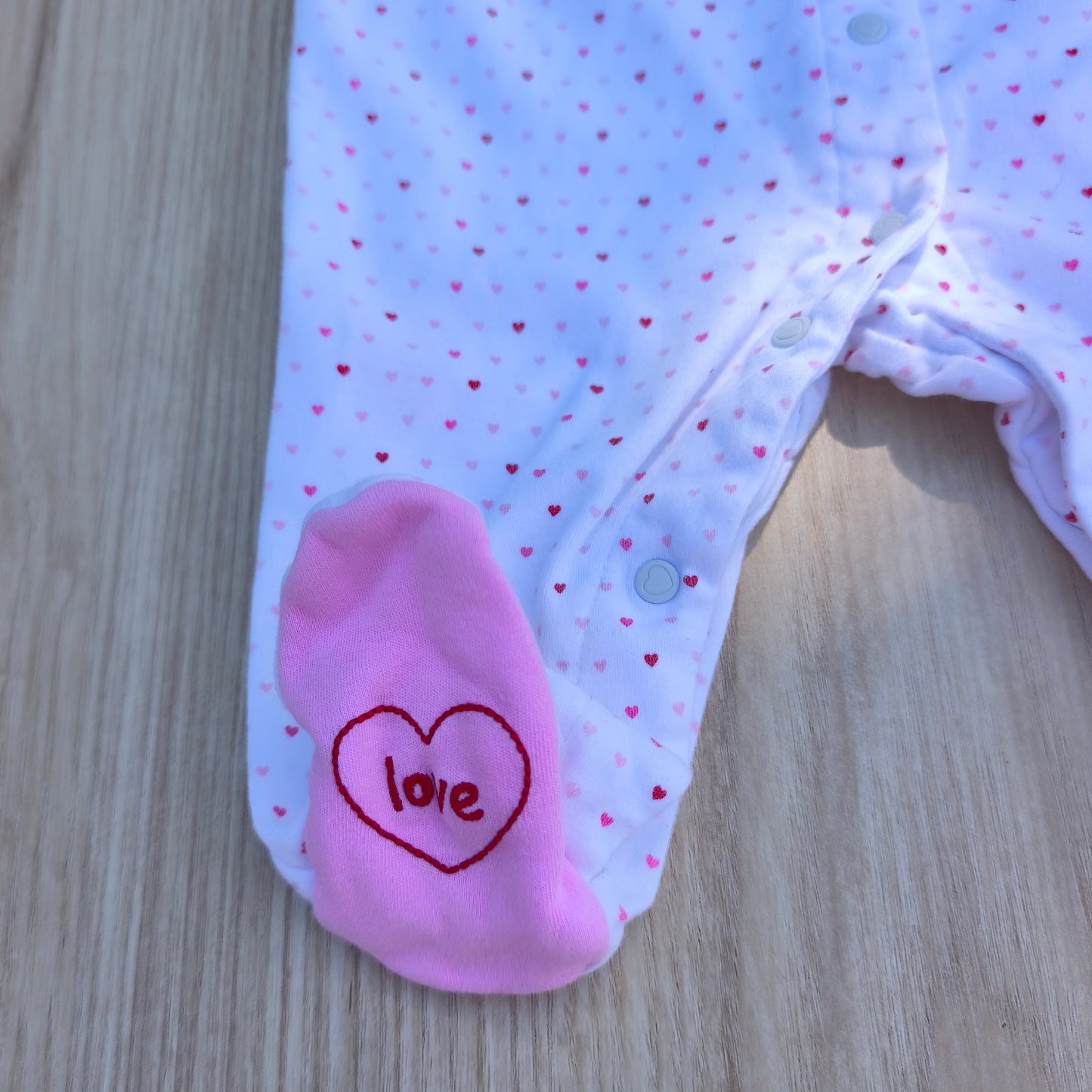 Babygrow Carter's Branco com Padrão de Corações e Apliques – 3 Meses