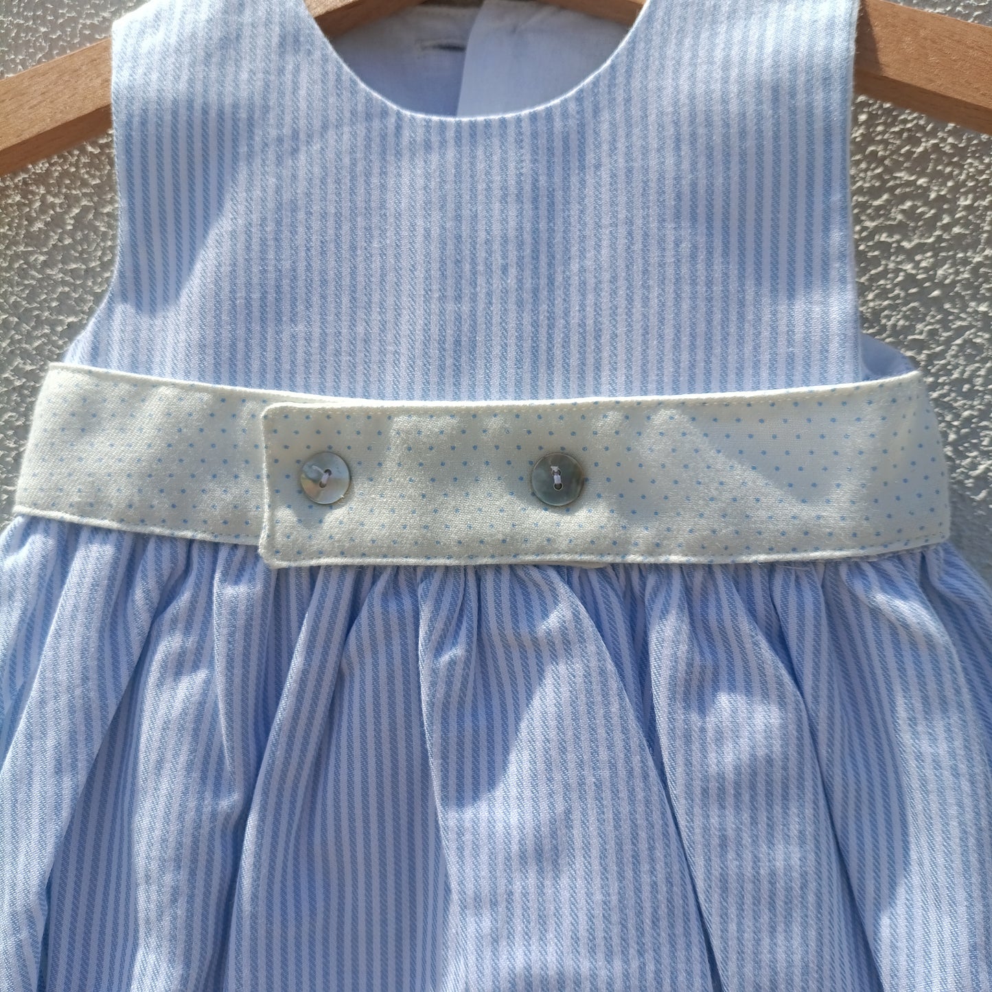 Fofo Clássico de Cavas às Riscas Azul e Branco com Faixa de Poás – 3 a 6 Meses (estimado)