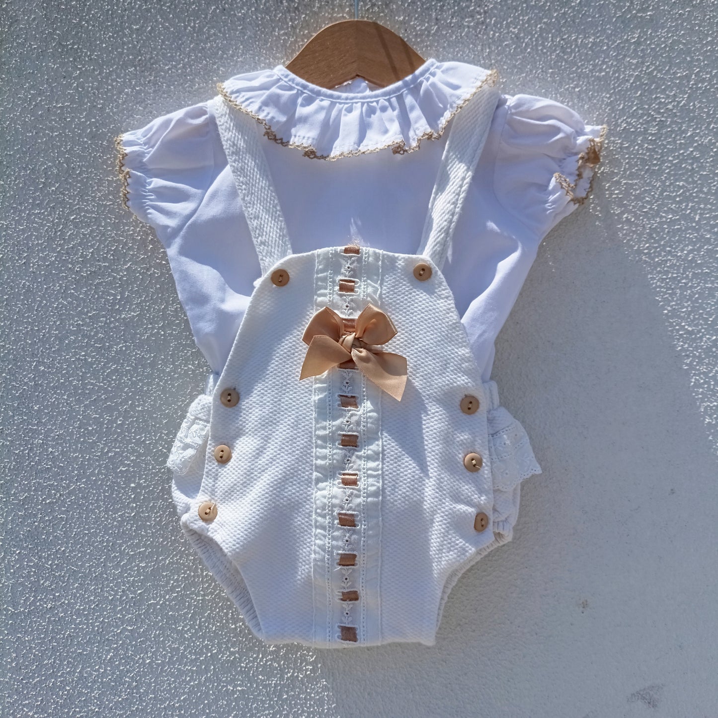 Conjunto de Cerimónia Branco e Camelo de 2 Peças (Fofo de Alças + Camisa) – [Tamanho, 6 Meses]