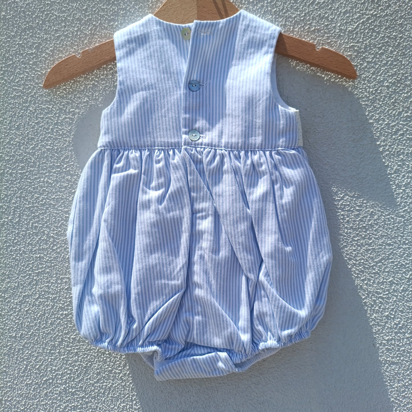 Fofo Clássico de Cavas às Riscas Azul e Branco com Faixa de Poás – 3 a 6 Meses (estimado)