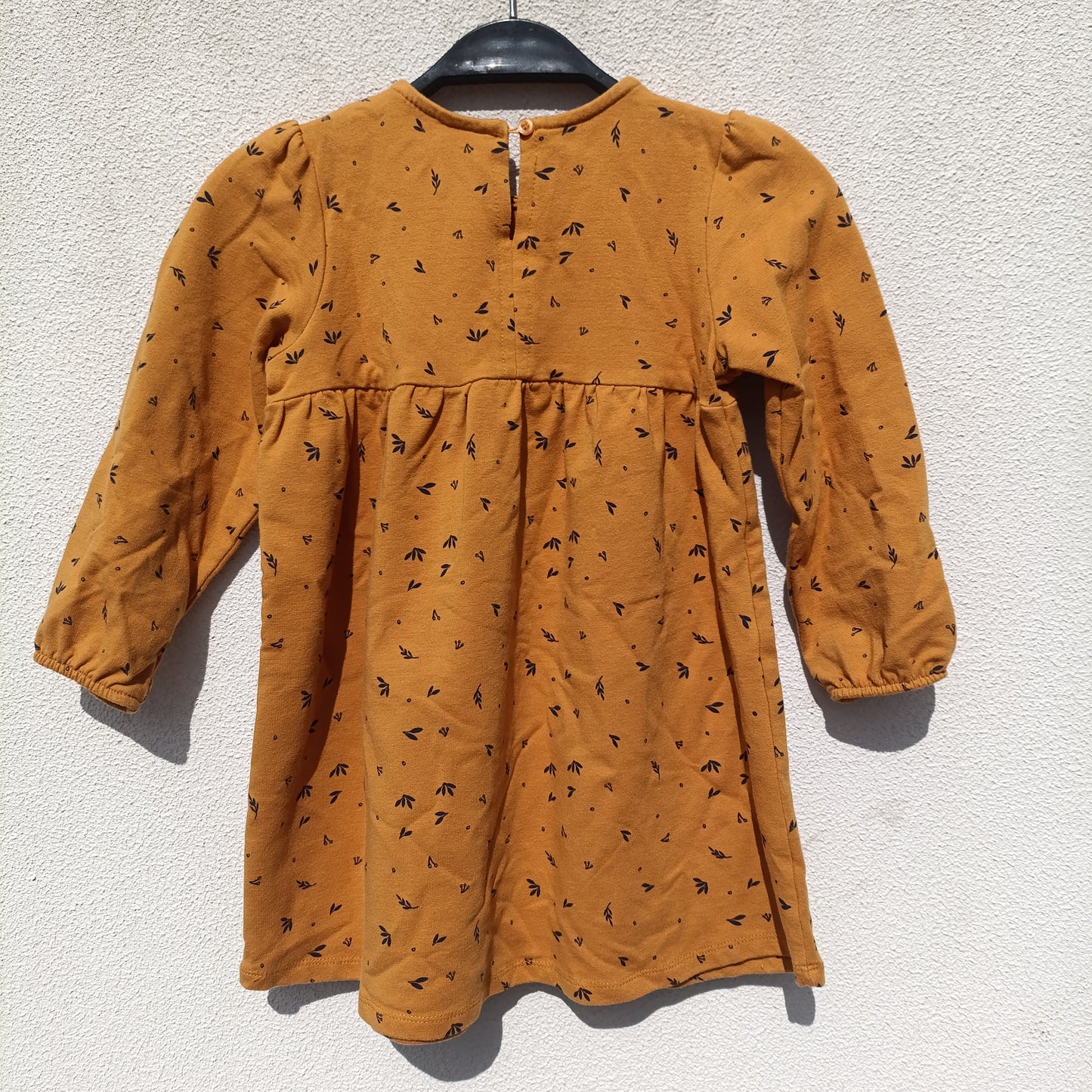 Vestido Mostarda de Manga Comprida com Padrão Folhas – 2 a 3 Anos (estimado)