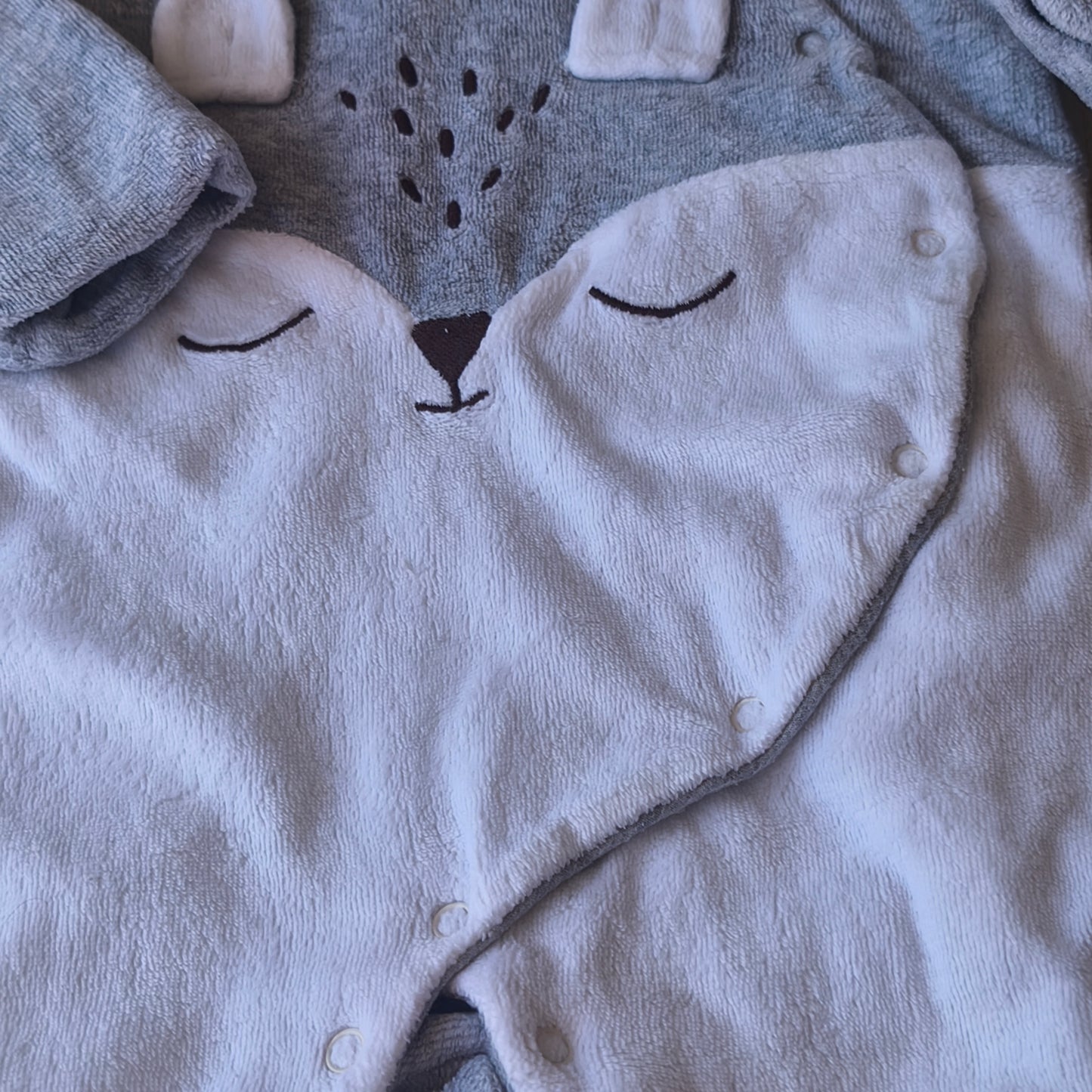 Babygrow de Veludo Cinzento com Capuz – Zippy