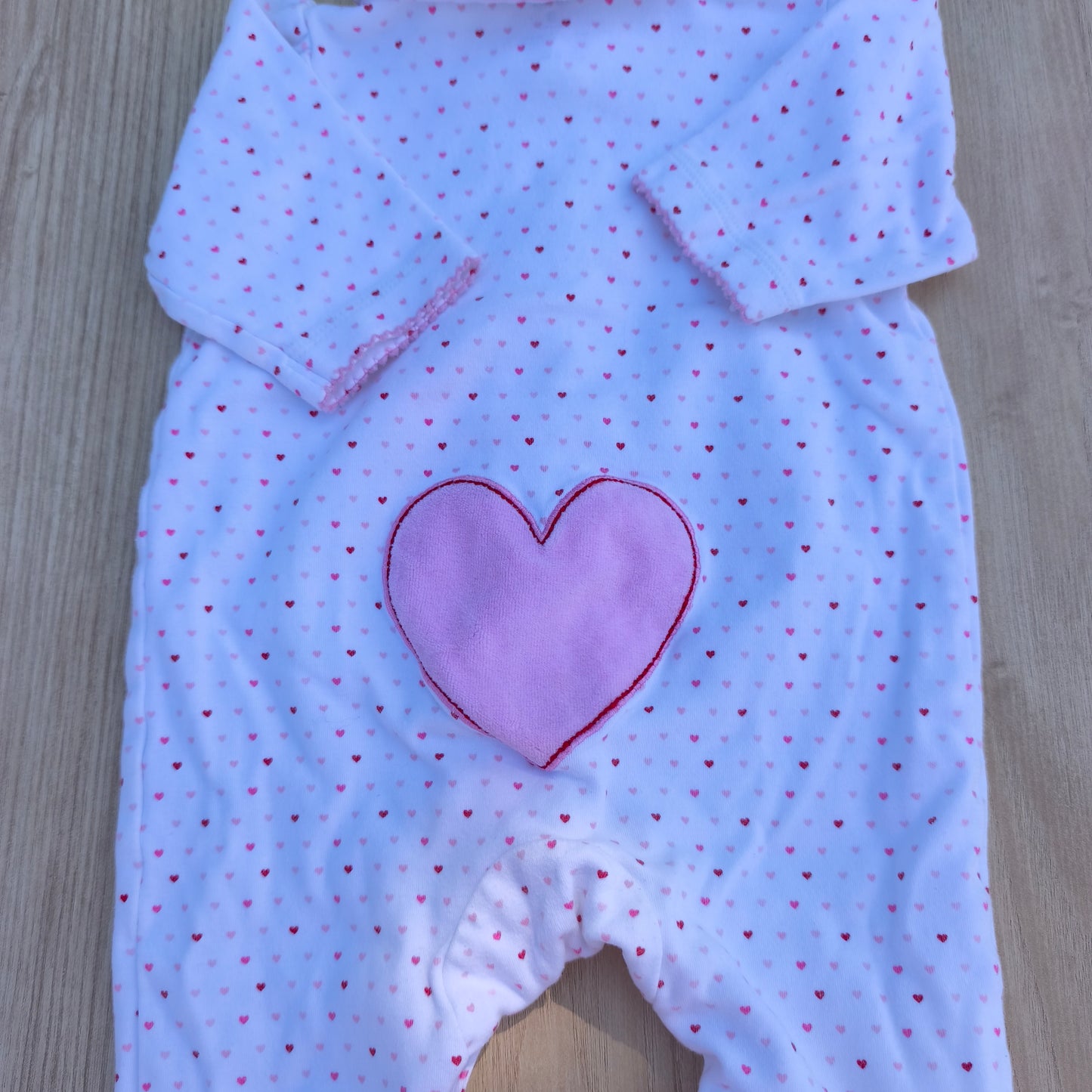 Babygrow Carter's Branco com Padrão de Corações e Apliques – 3 Meses