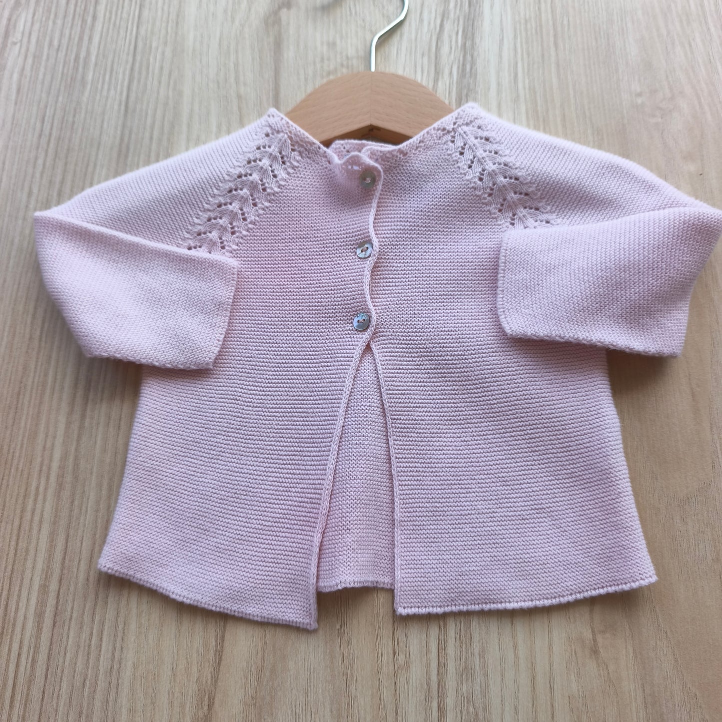Casaco de Malha Knot Rosa-Claro com Pormenor Rendilhado – 1 Meses