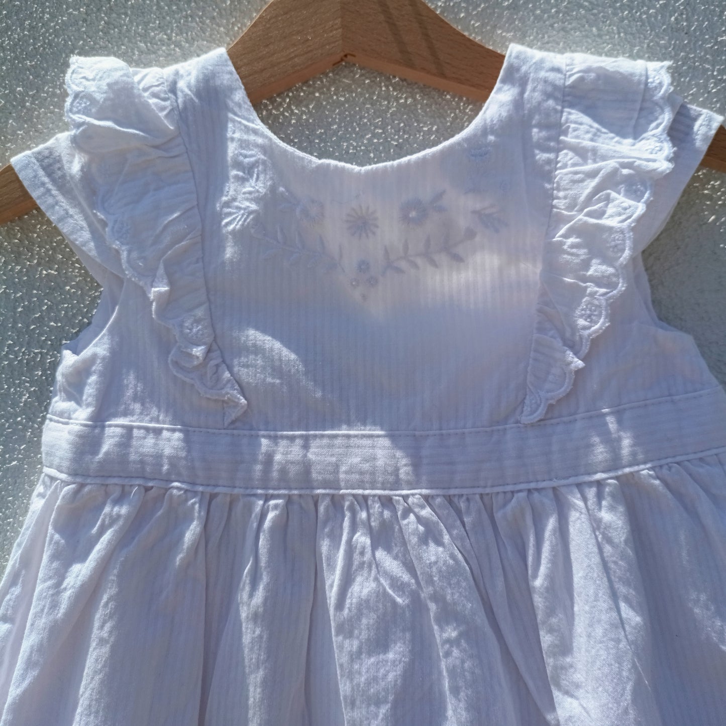 Vestido com Riscas Subtis (Branco/Rosa Suave) e Laço – [Sergent Major]