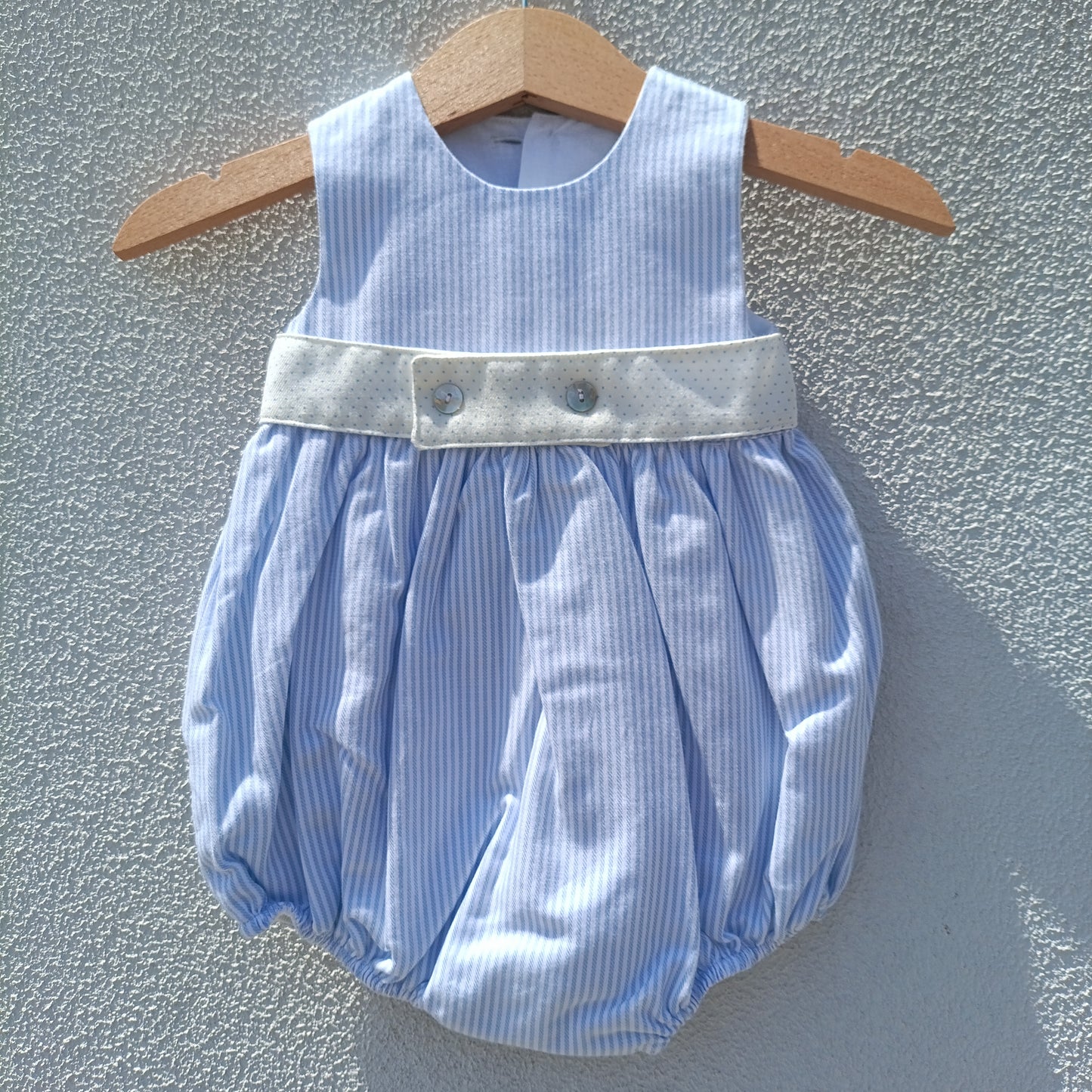 Fofo Clássico de Cavas às Riscas Azul e Branco com Faixa de Poás – 3 a 6 Meses (estimado)