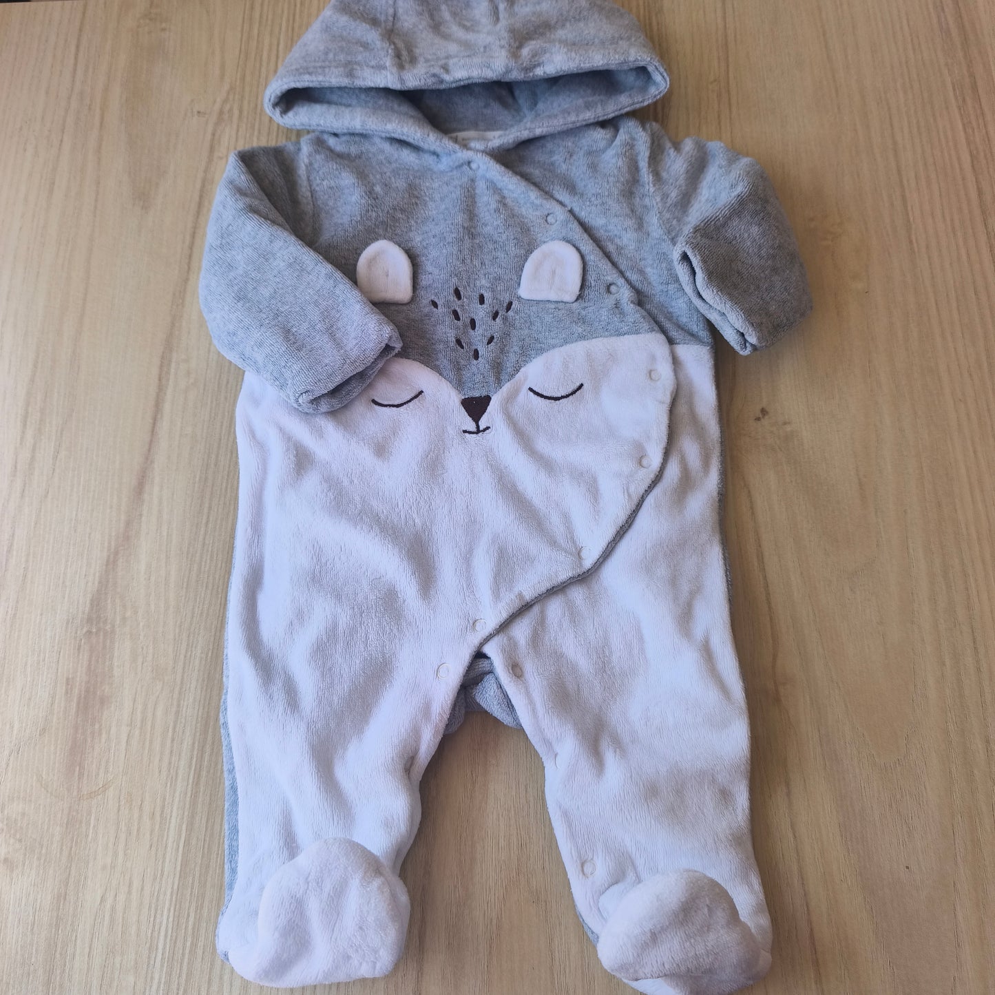 Babygrow de Veludo Cinzento com Capuz – Zippy