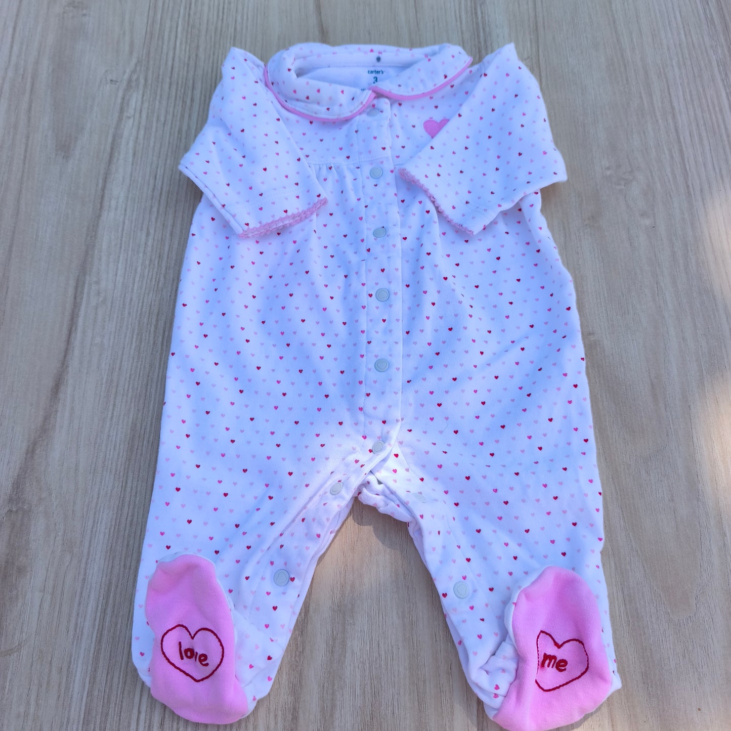 Babygrow Carter's Branco com Padrão de Corações e Apliques – 3 Meses