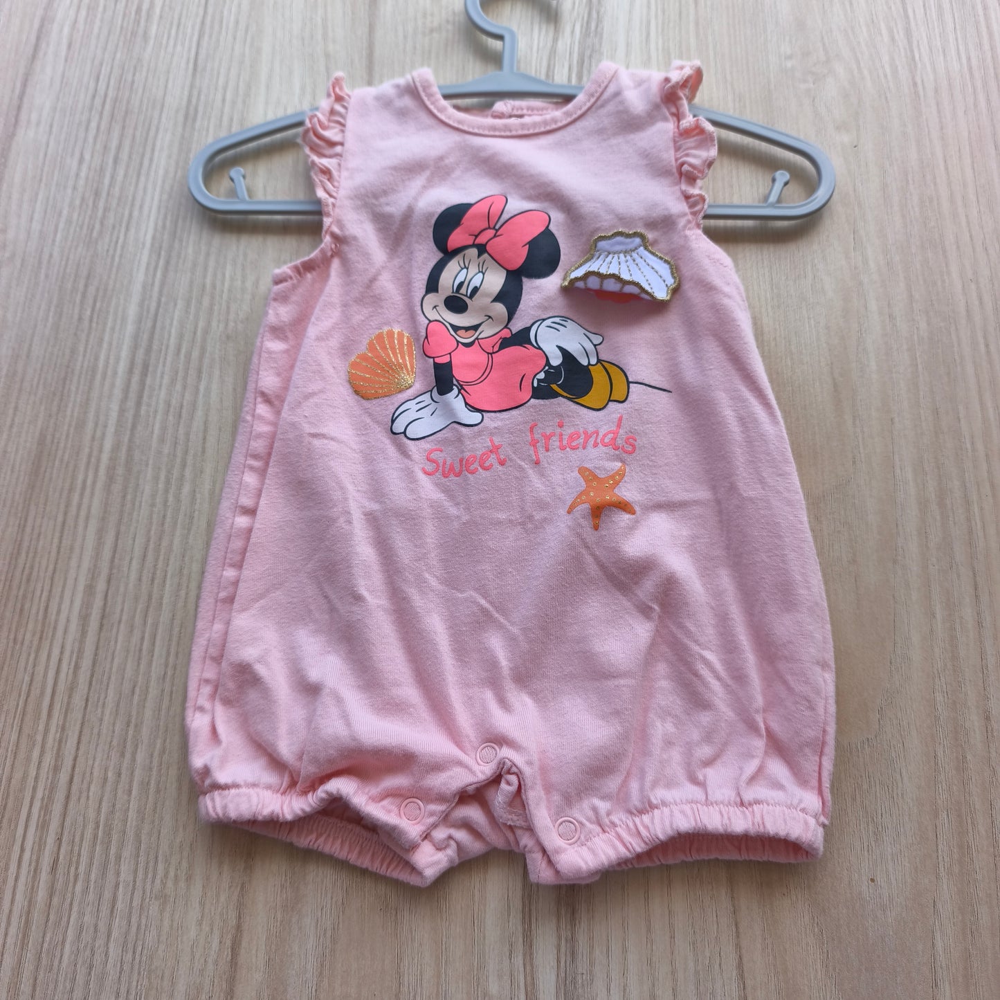 Macacão Curto Disney Minnie Mouse com Detalhe Interativo "Concha" – Rosa, 3 meses