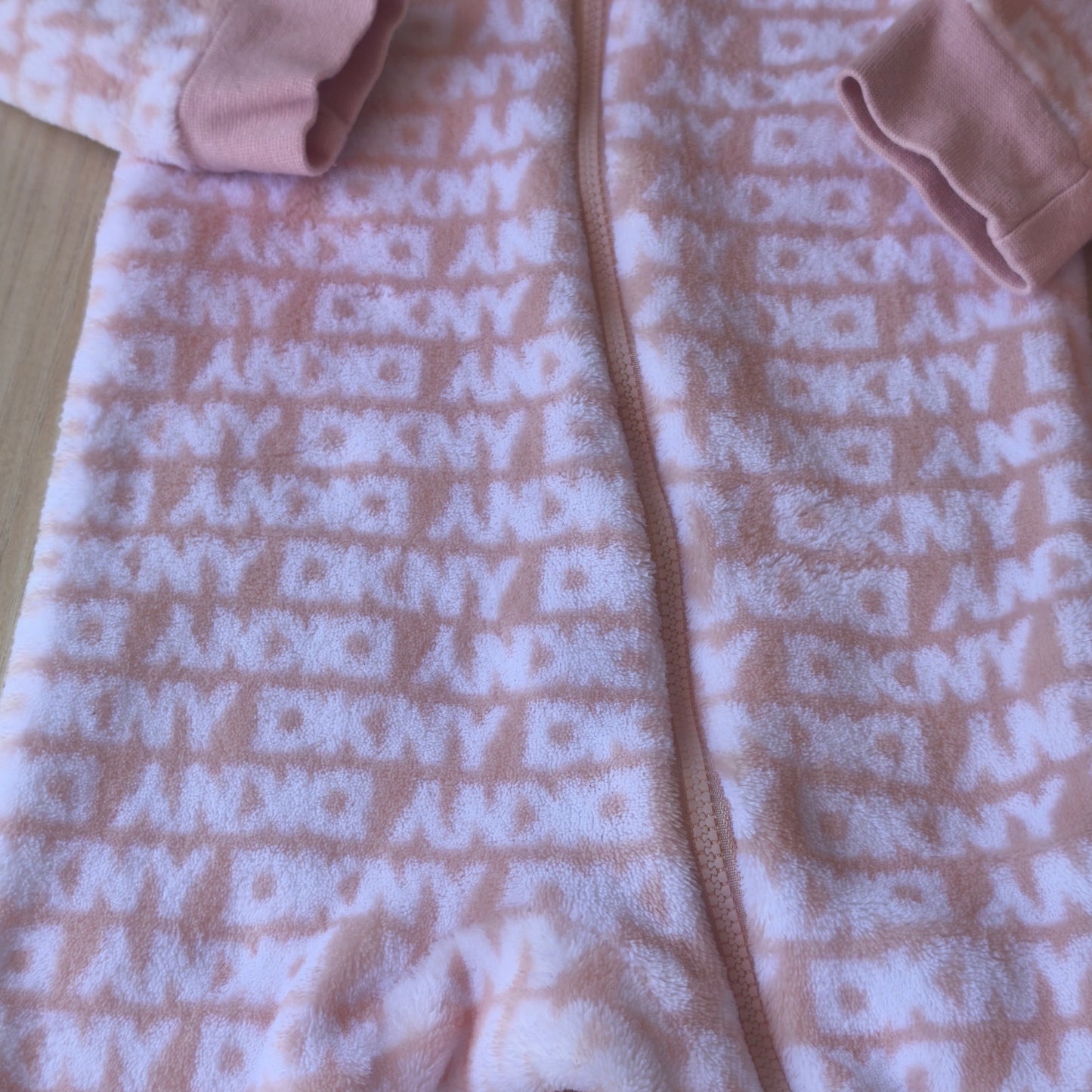 Conjunto DKNY de Bebé (2 Peças): Babygrow e Roupão com Capuz – Rosa