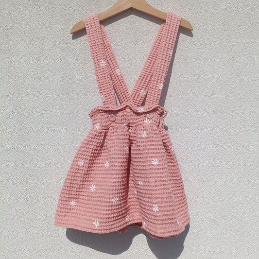 Saia Jardineira / Pinafore Rosa com Margaridas em Tecido Waffle – 5-6 anos