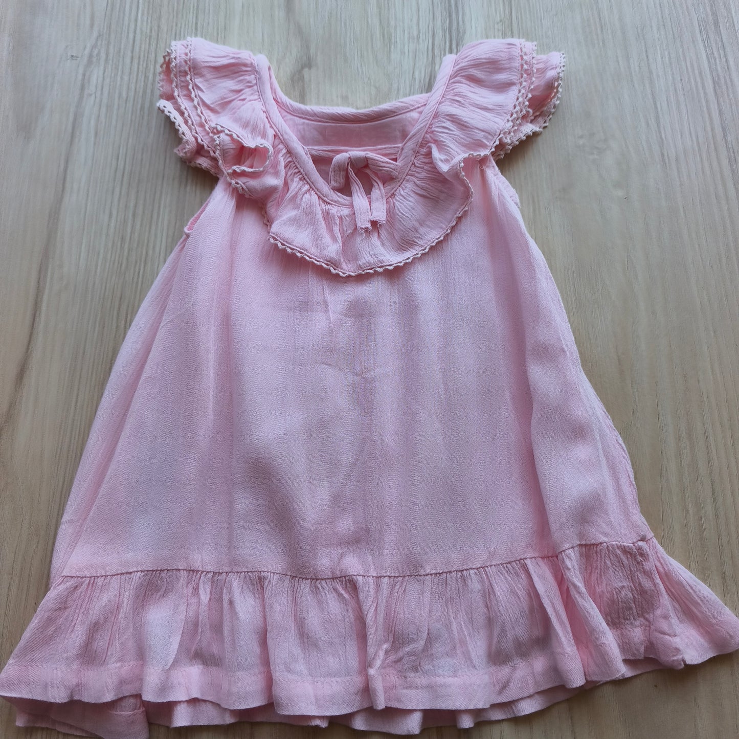 Vestido de Gaze Rosa com Folhos e Laço – ZY (Zippy)