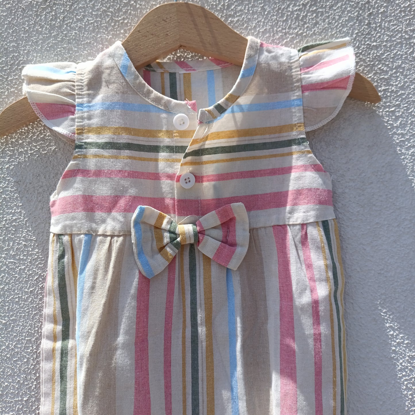 Macacão Curto / Romper de Verão às Riscas Multicoloridas com Laço – 3 a 6 Meses (estimado)