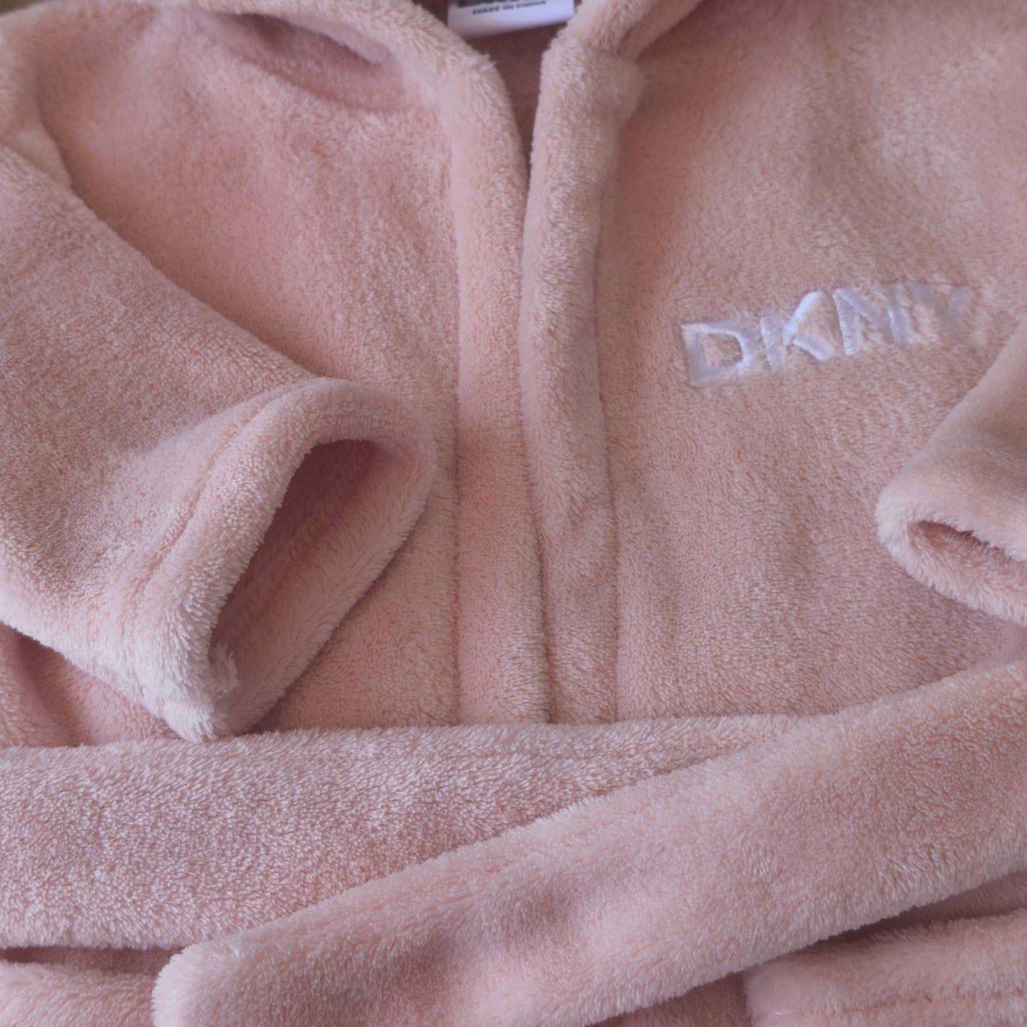 Conjunto DKNY de Bebé (2 Peças): Babygrow e Roupão com Capuz – Rosa