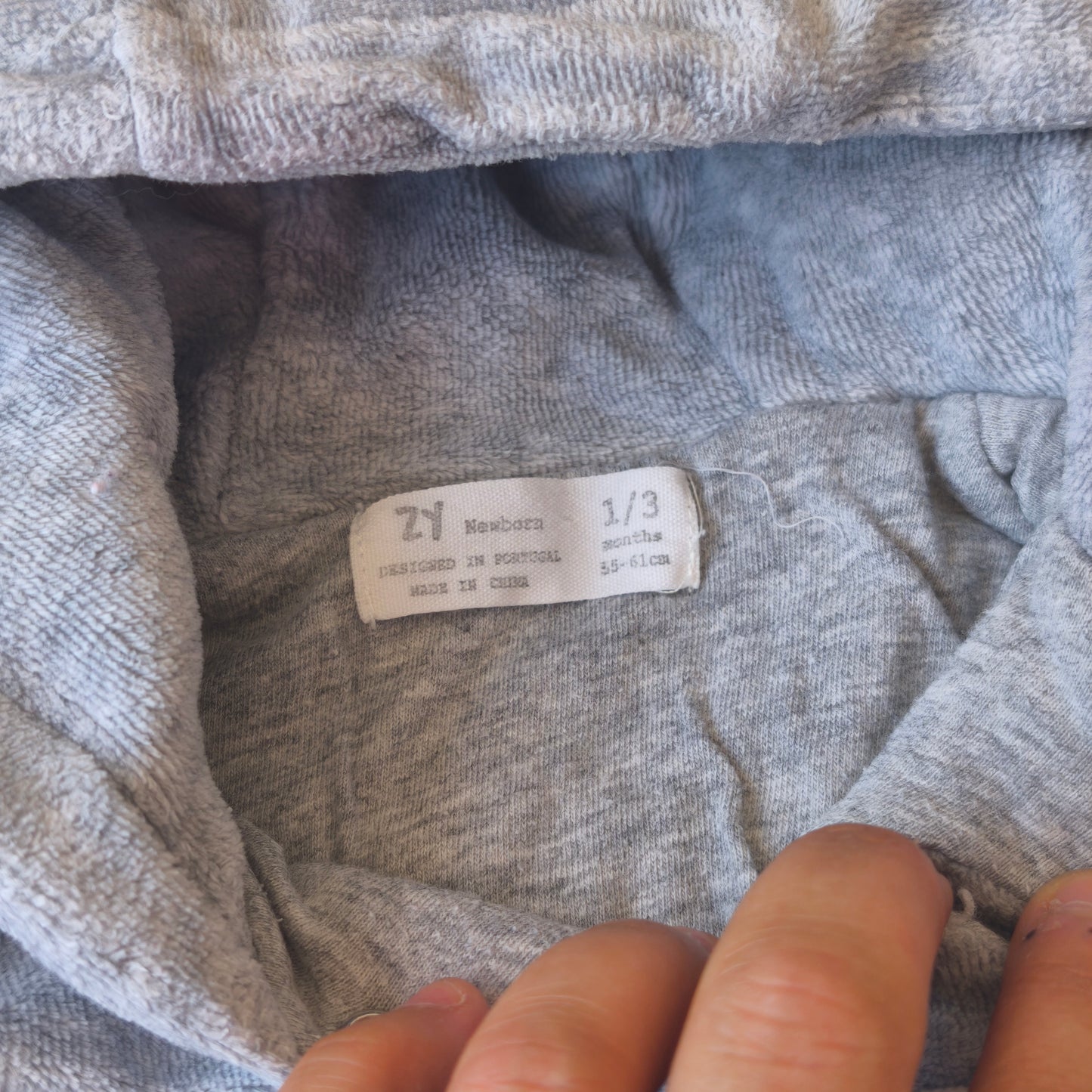 Babygrow de Veludo Cinzento com Capuz – Zippy