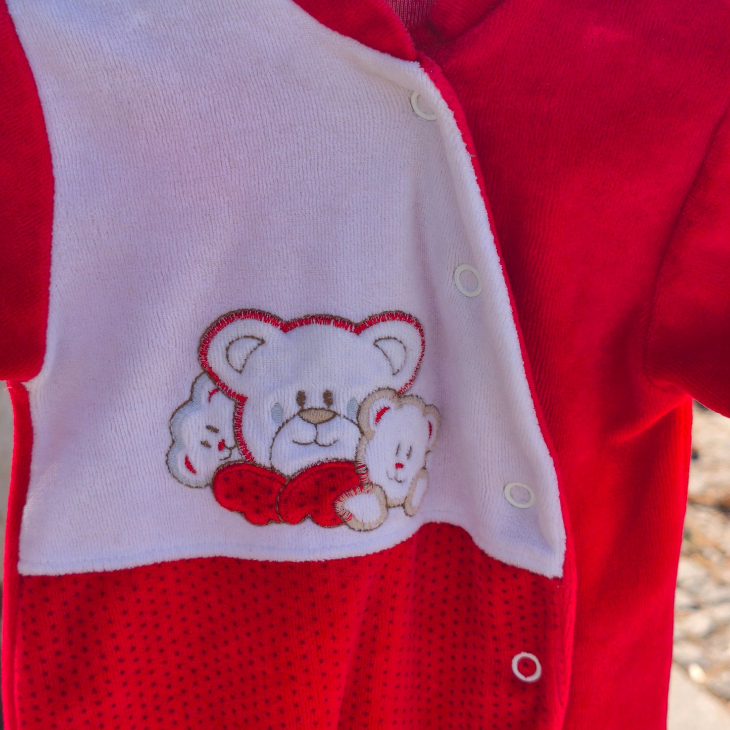 Babygrow de Veludo Vermelho c/ Peitilho Ursinho Criações Cristina – 0M (Recém-nascido)