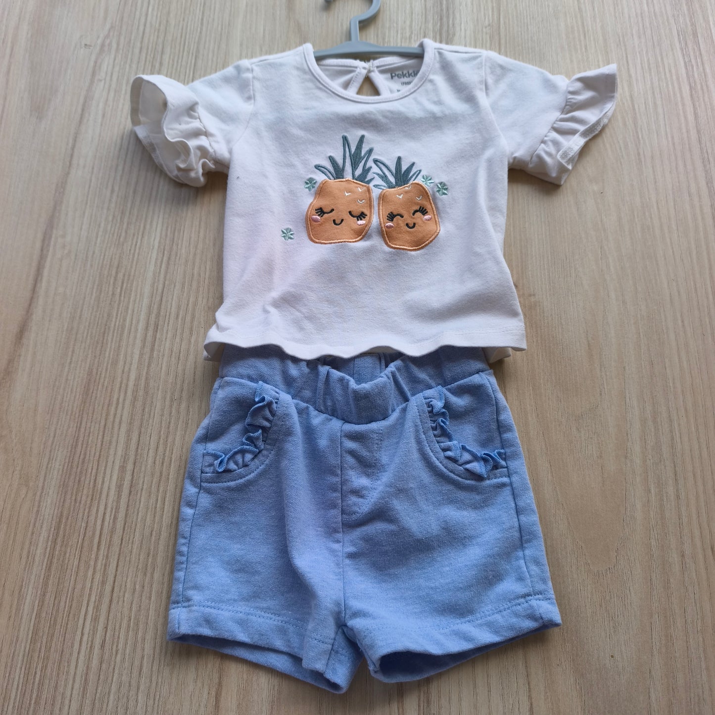 Conjunto de Bebé Pekkle: T-shirt com Ananases + Calções Azuis – 3 Meses