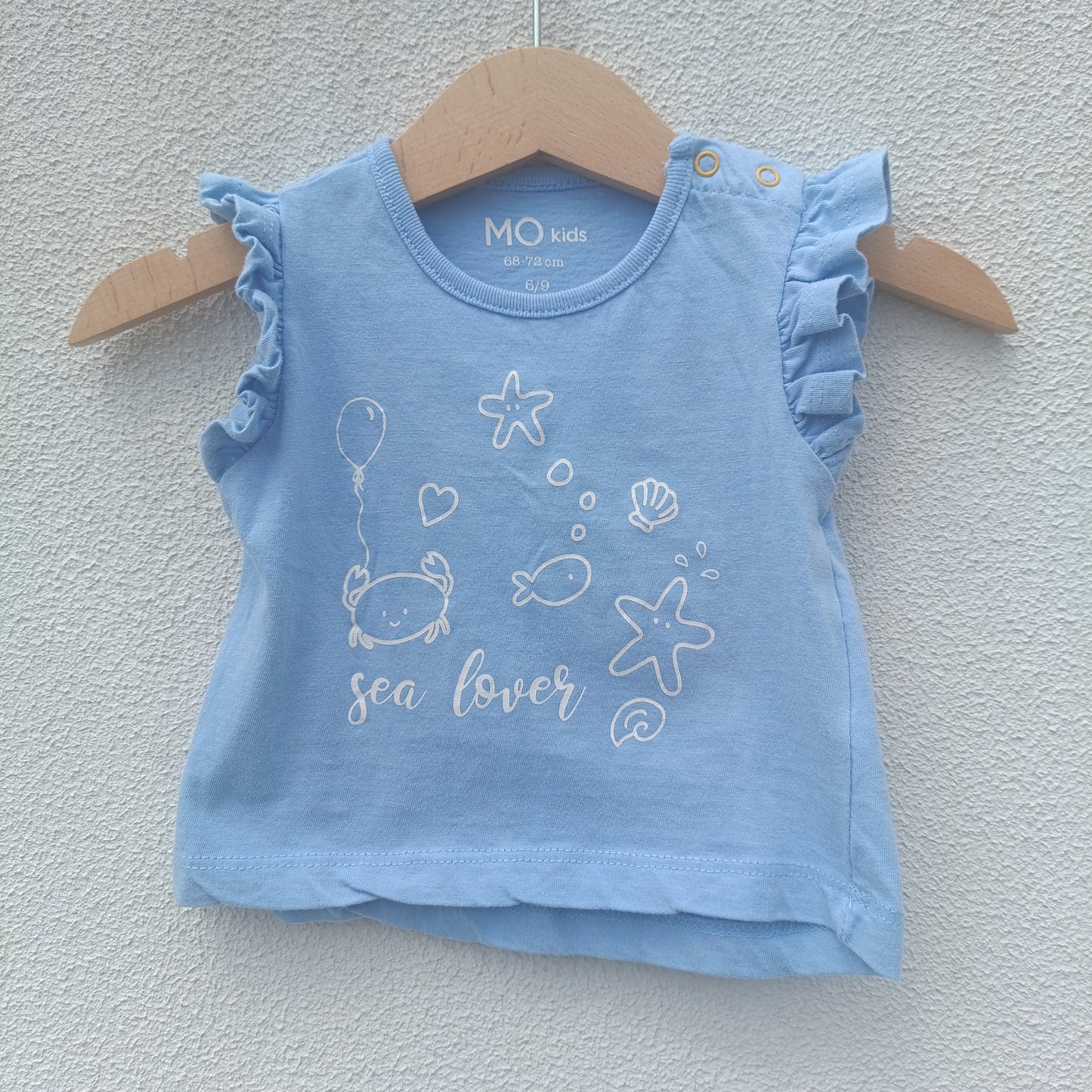 T-shirt Azul "Sea Lover" com Folhos MO Kids – 6 a 9 Meses (68–72 cm)