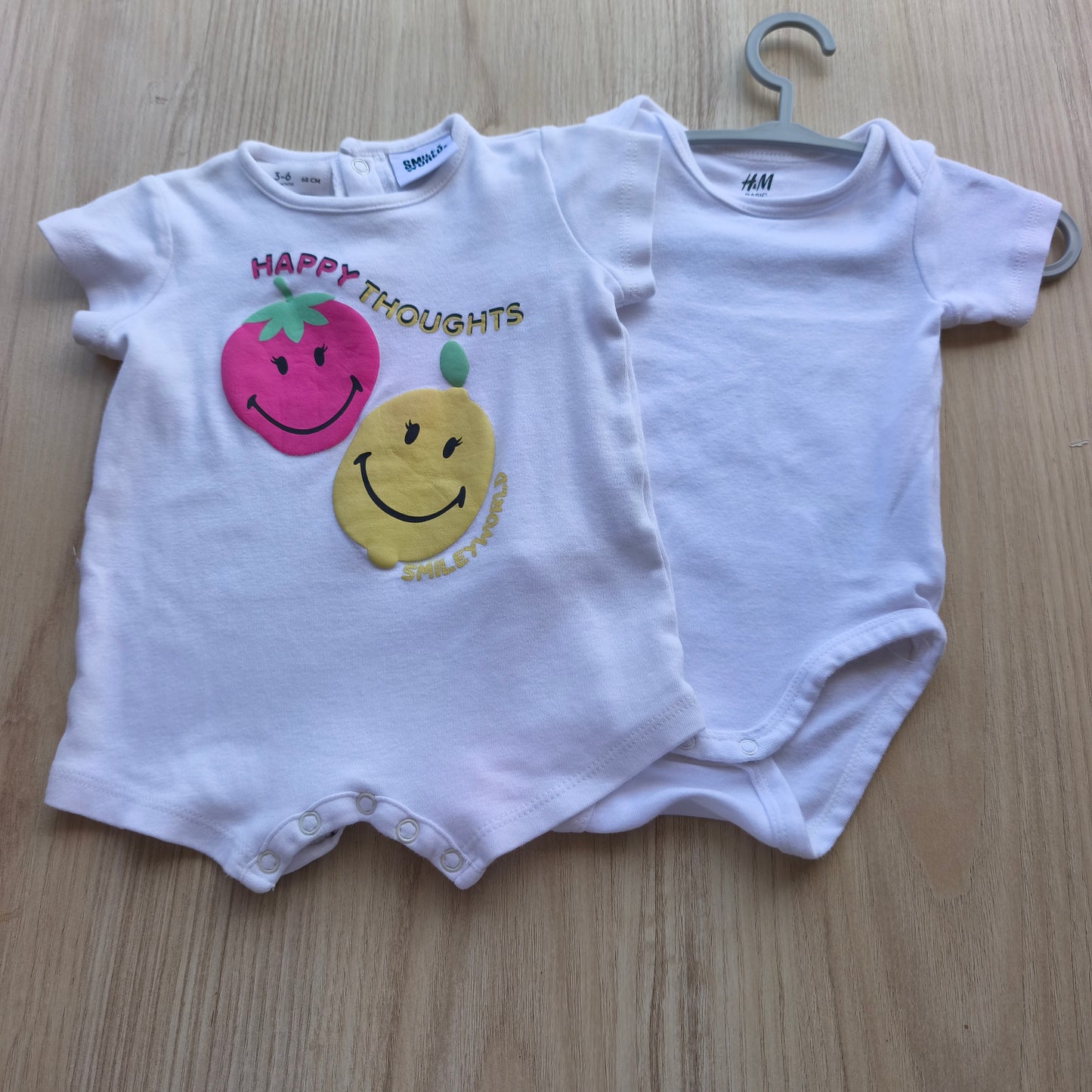 Conjunto de Bebé: Macacão Curto Lefties "Happy Thoughts" + Body Básico H&M