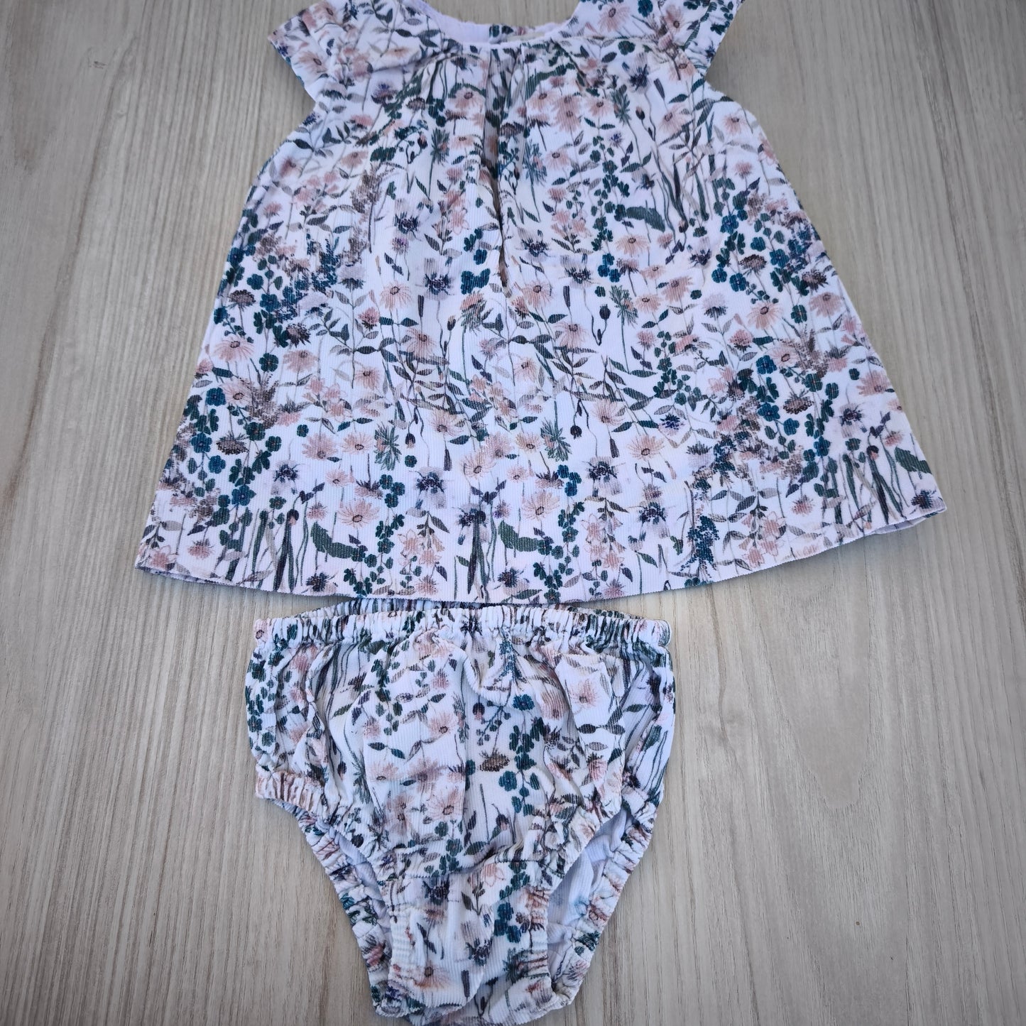 Vestido e Tapa-Fraldas em Veludo Cotelê Floral — Zara