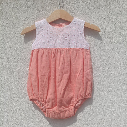 Fofo / Romper Rosa-Coral com Bordado Inglês – 1-3 Meses