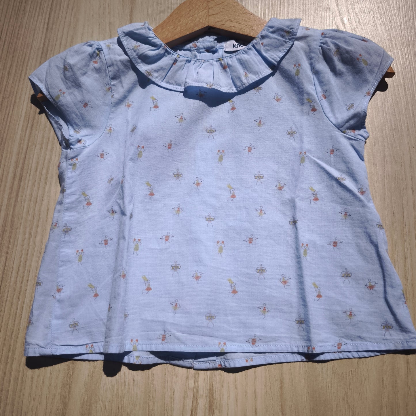 Blusa Azul-Claro com Gola de Folho Knot